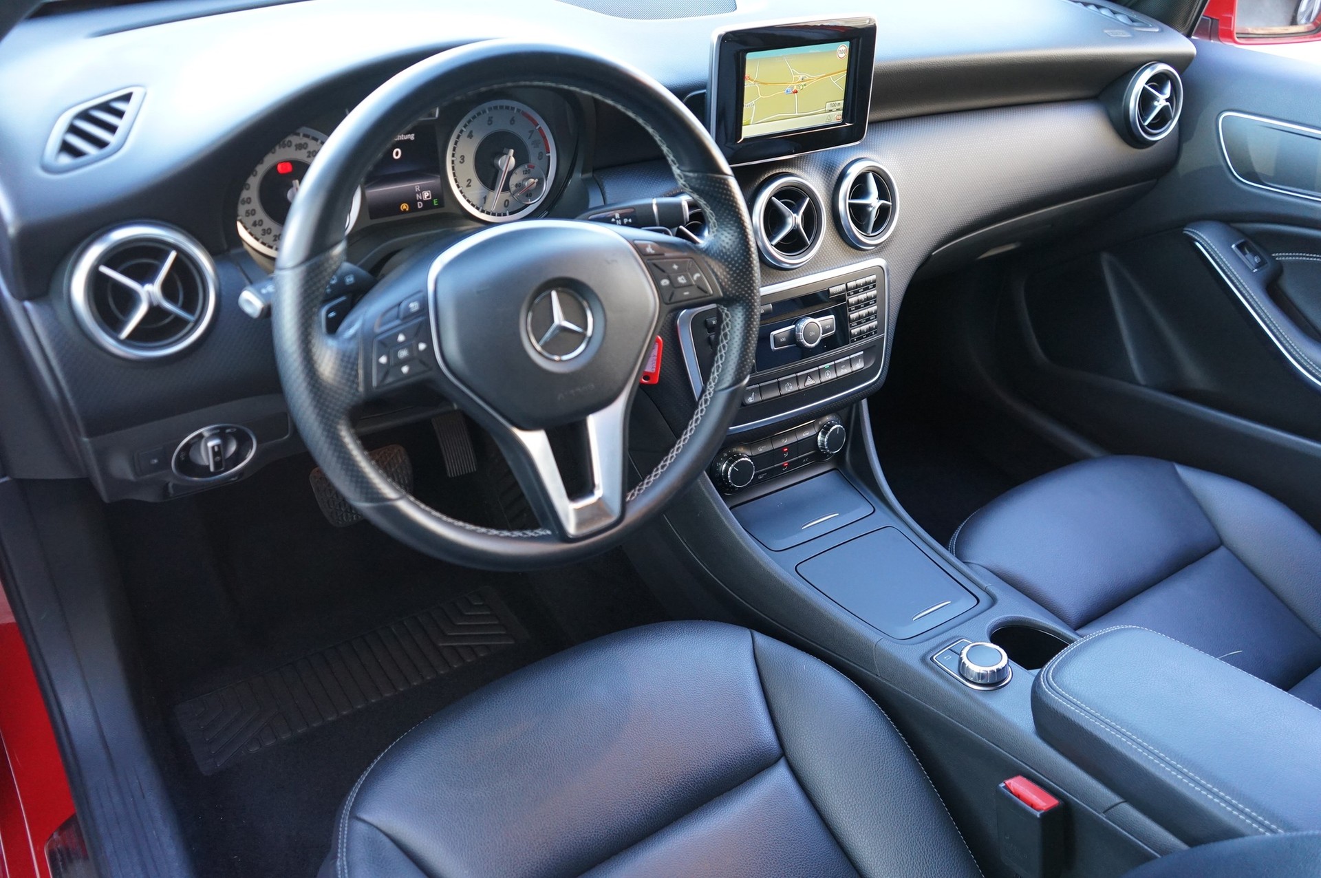 MERCEDES-BENZ A 200 Urban Automat mit Leder-image-13