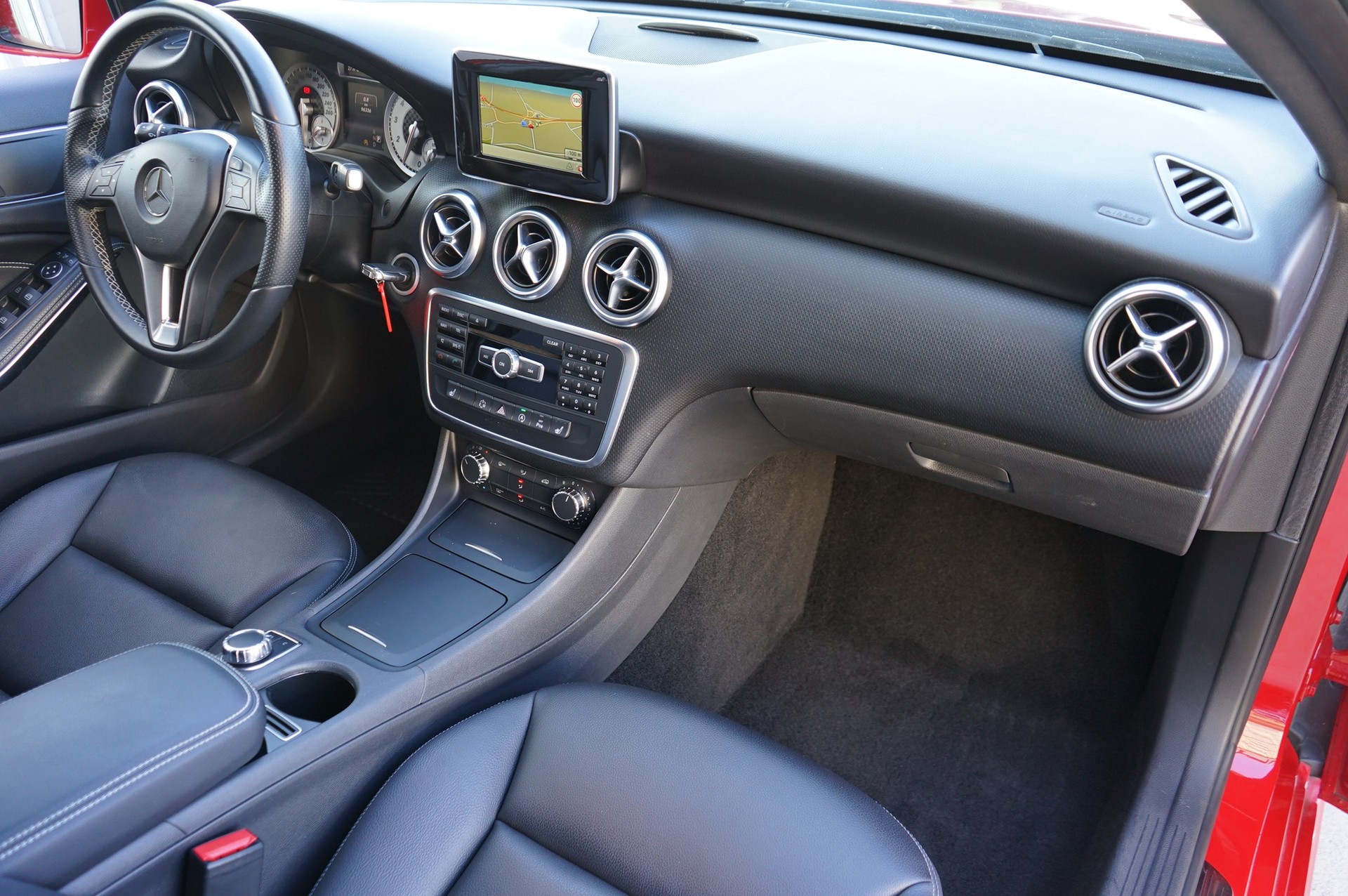 MERCEDES-BENZ A 200 Urban Automat mit Leder-image-14