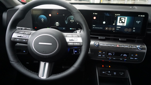 HYUNDAI Kona EV 65.4 kWh Origo-image-12