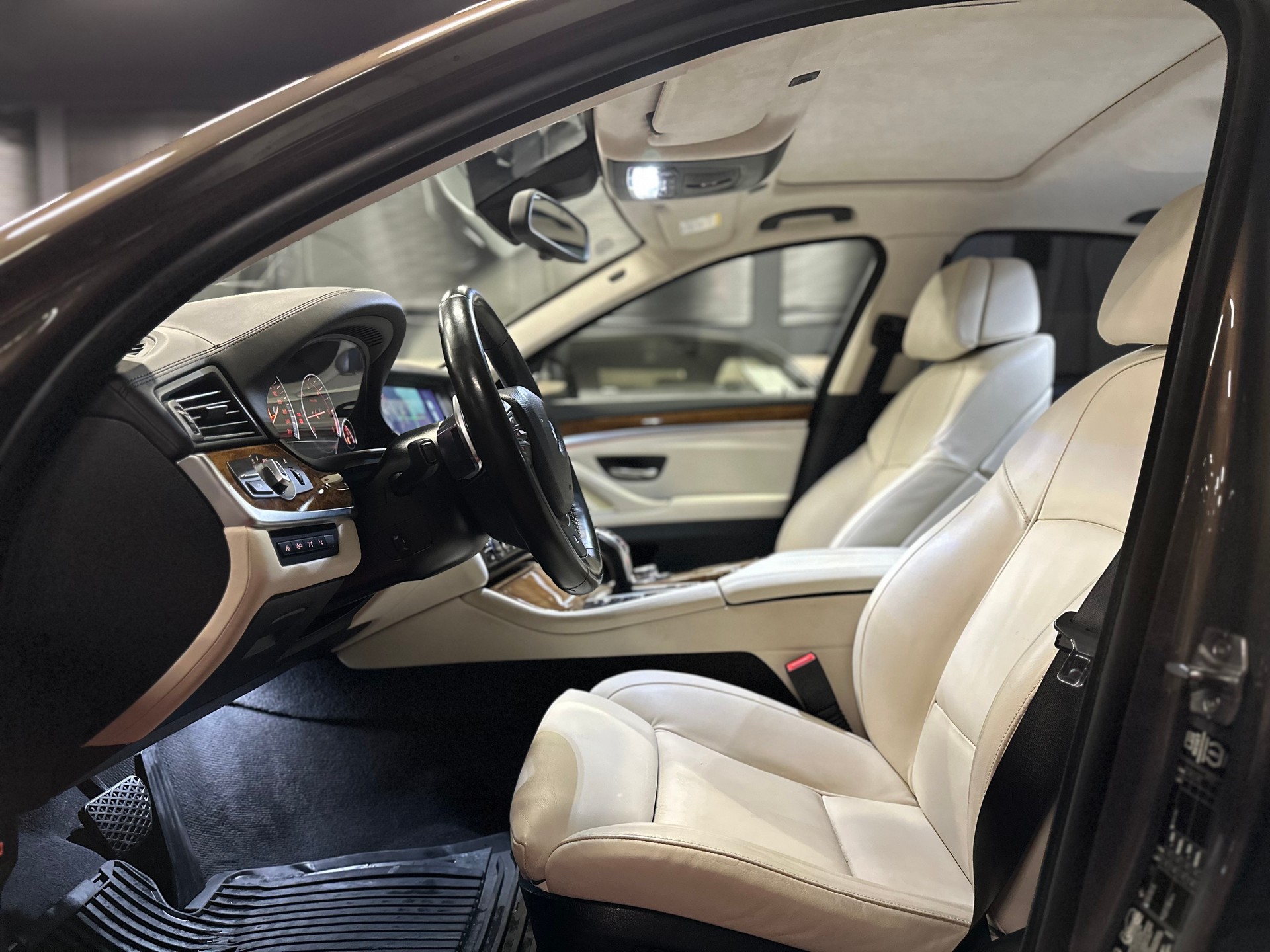 BMW M550d xDrive ** Individual Champagne / Frisch ab MFK & Service **-image-14