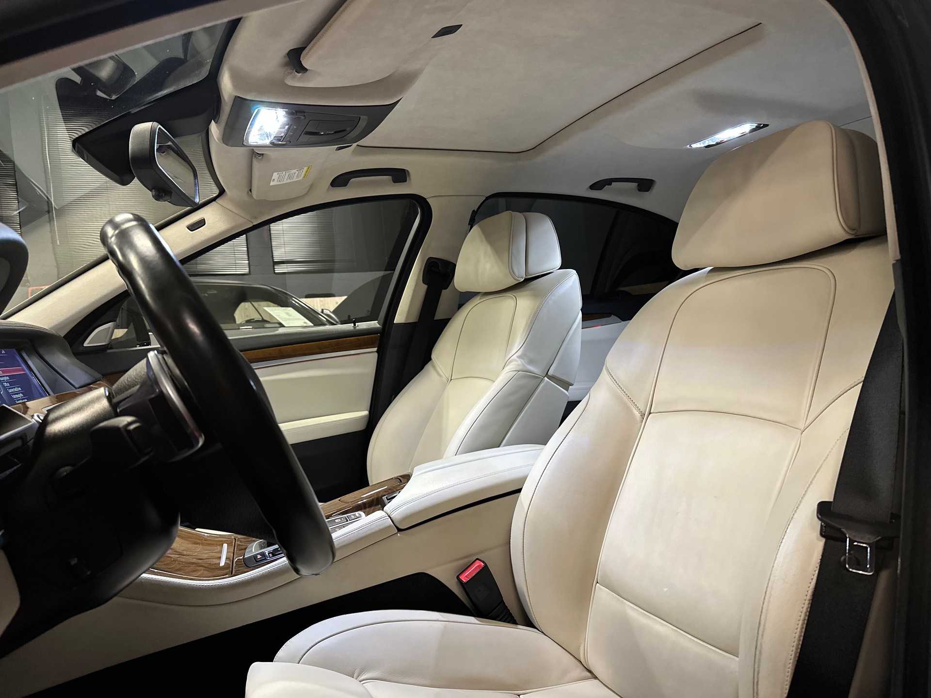 BMW M550d xDrive ** Individual Champagne / Frisch ab MFK & Service **-image-21