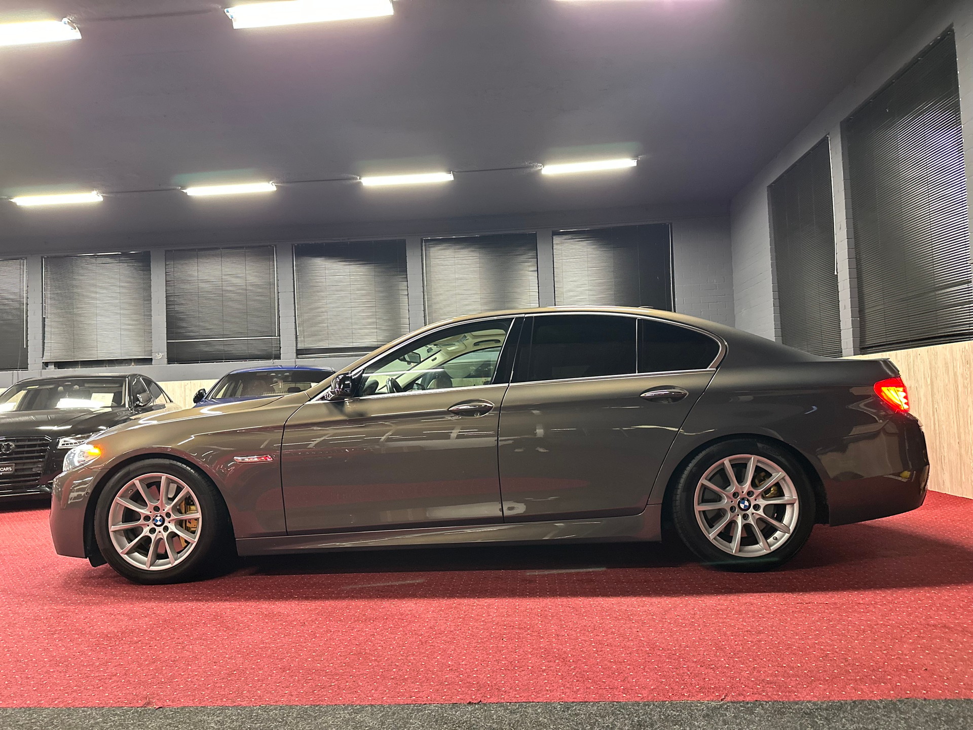 BMW M550d xDrive ** Individual Champagne / Frisch ab MFK & Service **-image-10