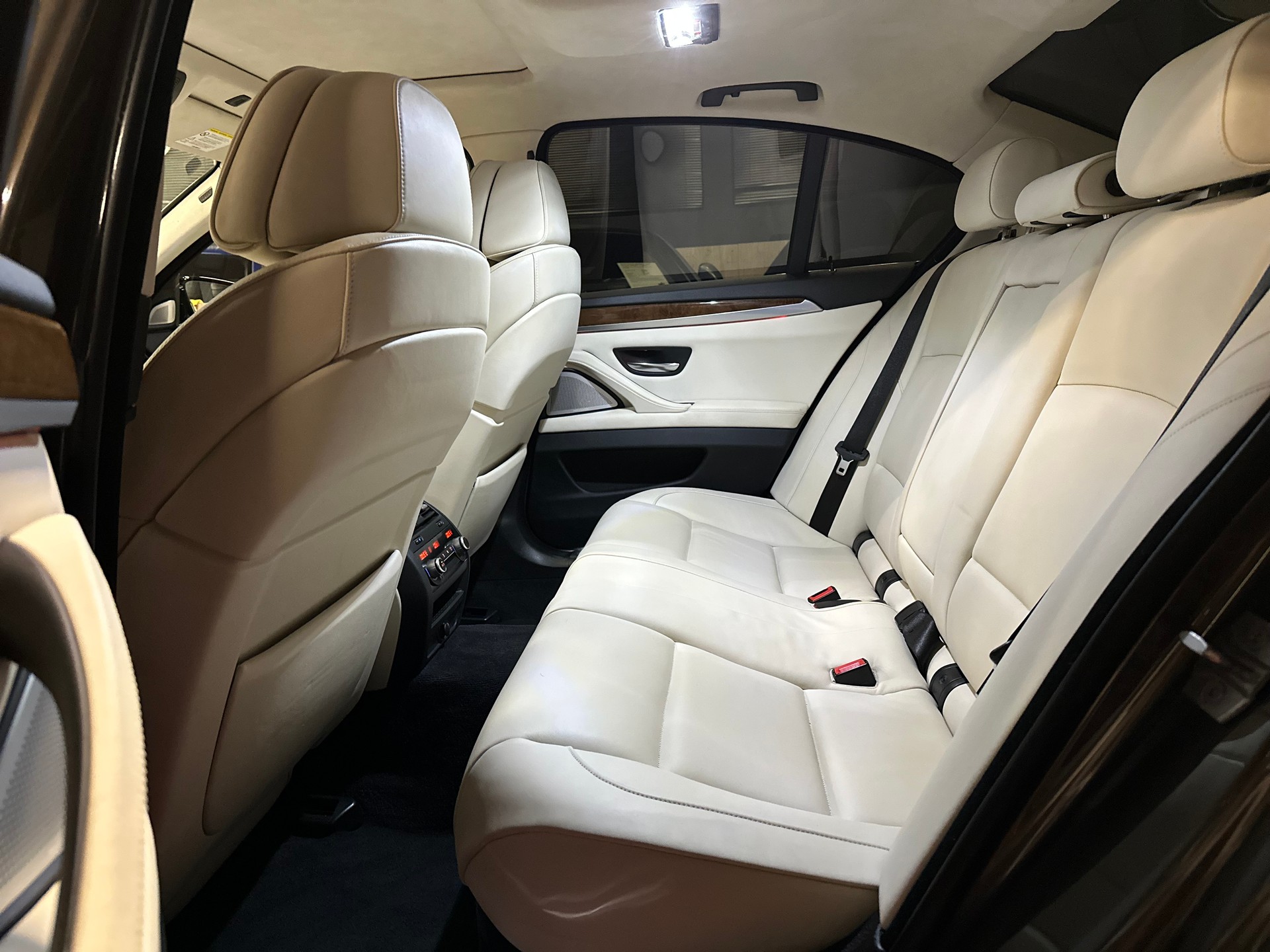 BMW M550d xDrive ** Individual Champagne / Frisch ab MFK & Service **-image-22