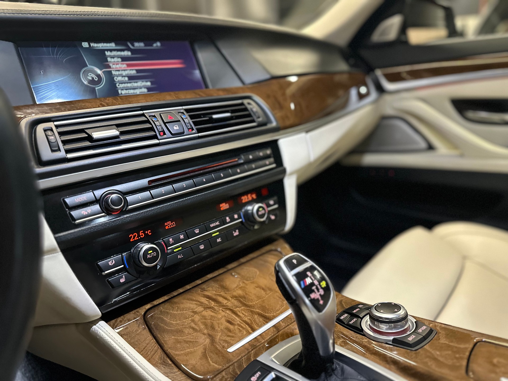 BMW M550d xDrive ** Individual Champagne / Frisch ab MFK & Service **-image-19