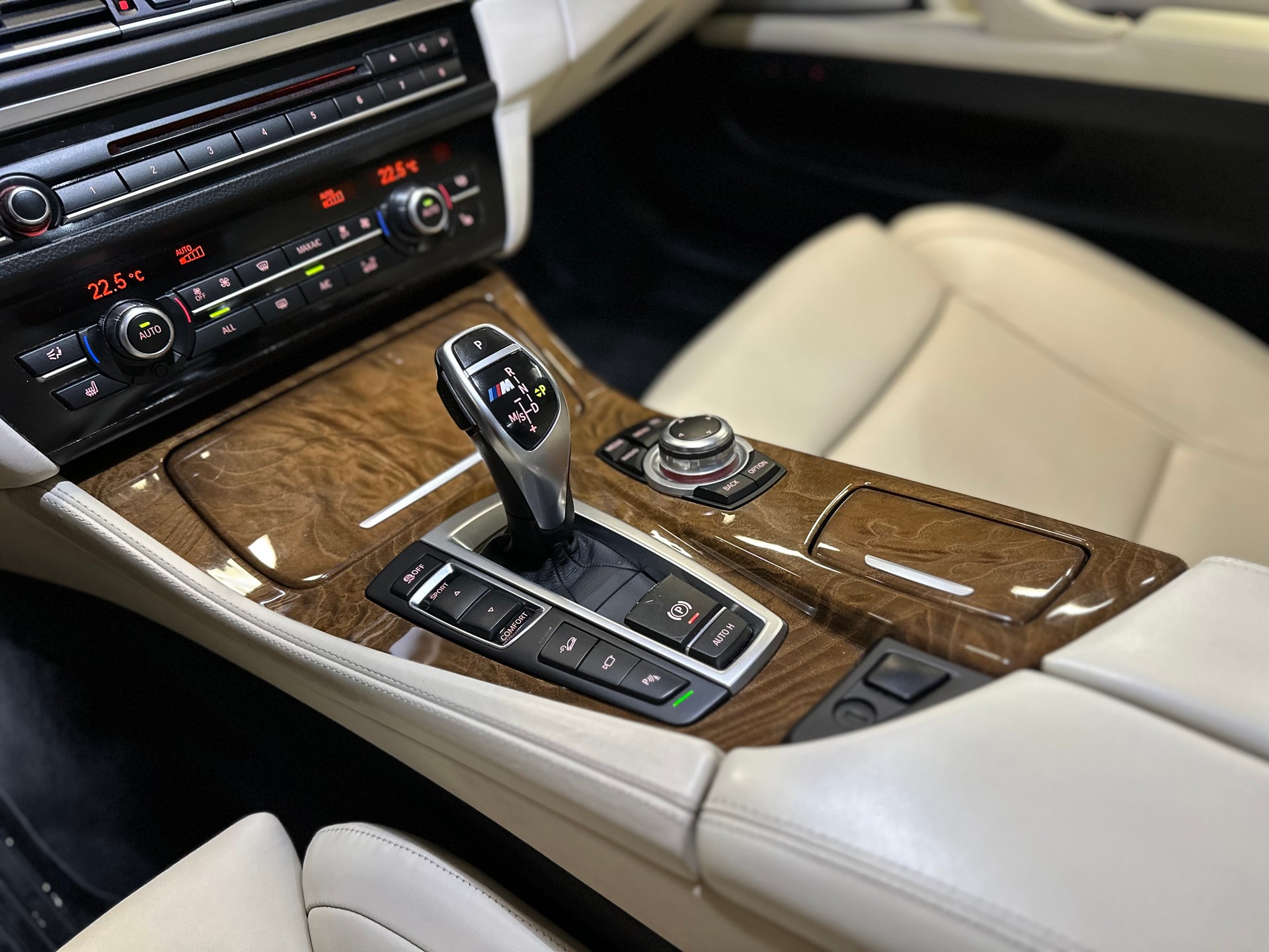 BMW M550d xDrive ** Individual Champagne / Frisch ab MFK & Service **-image-18