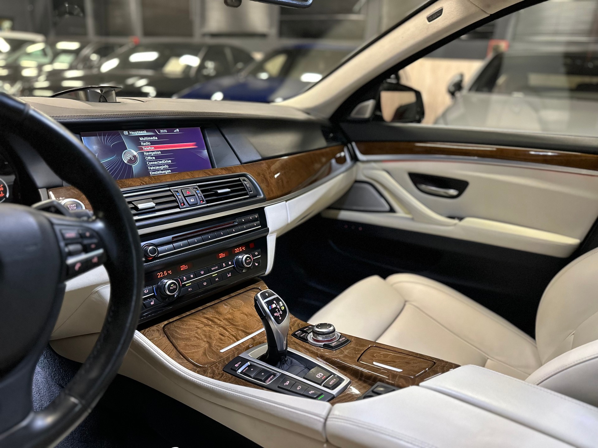 BMW M550d xDrive ** Individual Champagne / Frisch ab MFK & Service **-image-17