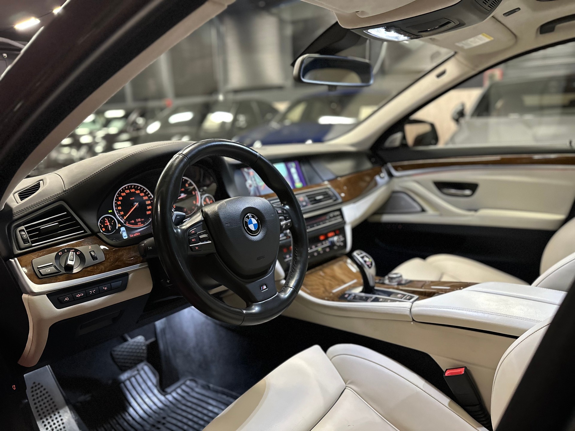 BMW M550d xDrive ** Individual Champagne / Frisch ab MFK & Service **-image-15