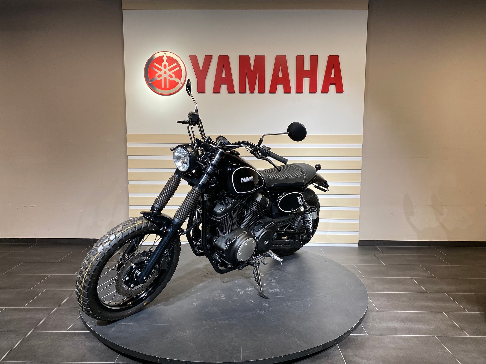 YAMAHA SCR 950 Classic-showroom-element-2