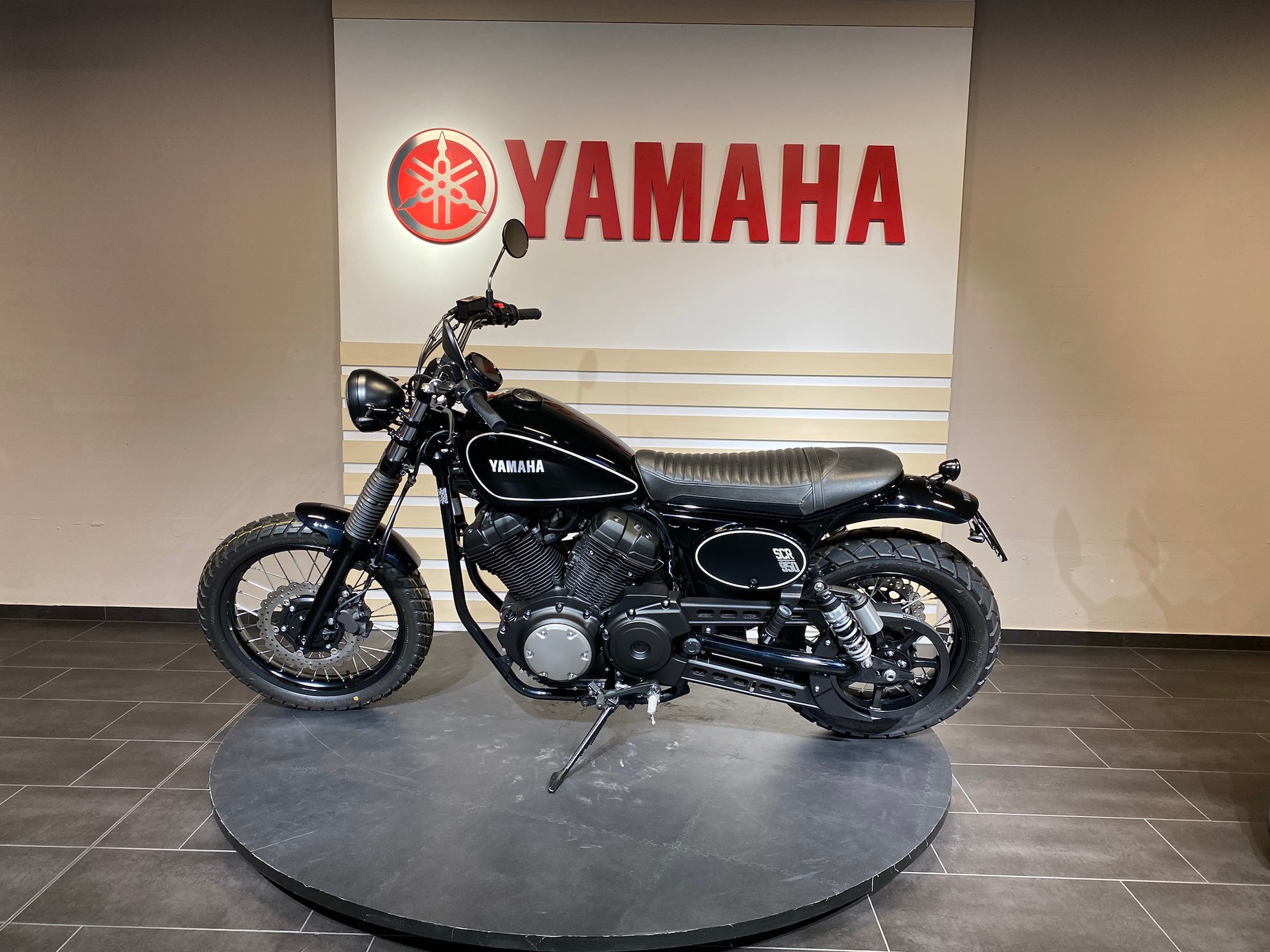 YAMAHA SCR 950 Classic-showroom-element-3