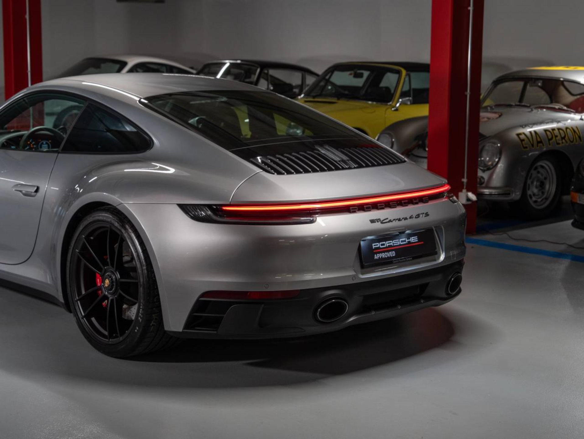 PORSCHE 911 Carrera 4 GTS Coupé-image-23