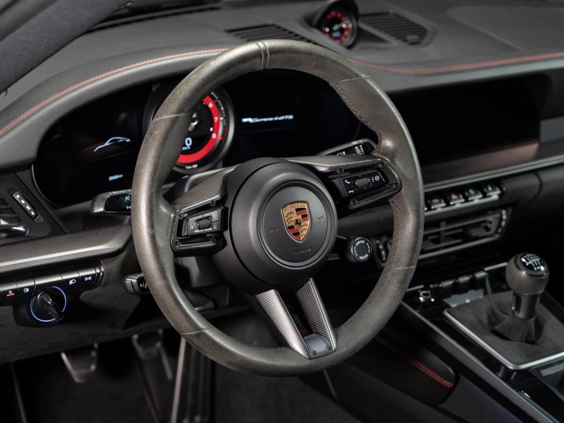 PORSCHE 911 Carrera 4 GTS Coupé-image-8