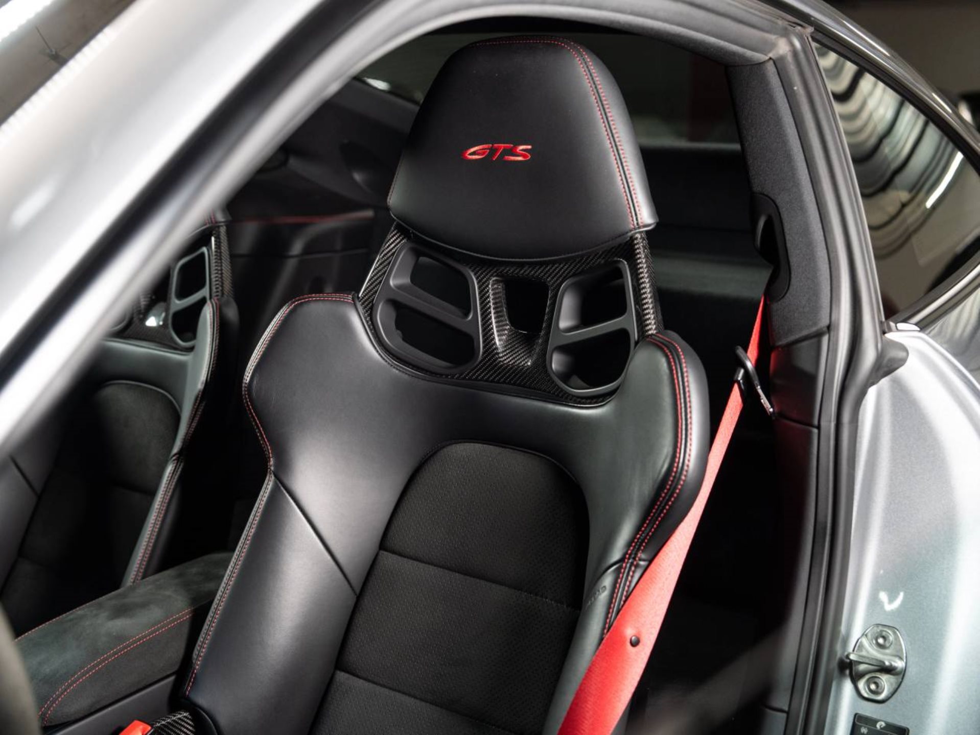 PORSCHE 911 Carrera 4 GTS Coupé-showroom-element-3