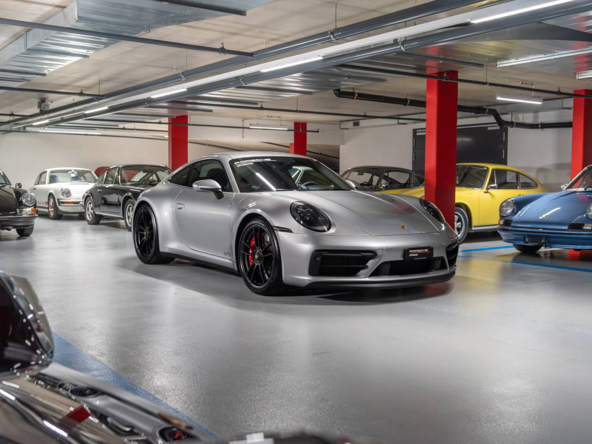 PORSCHE 911 Carrera 4 GTS Coupé-image-5