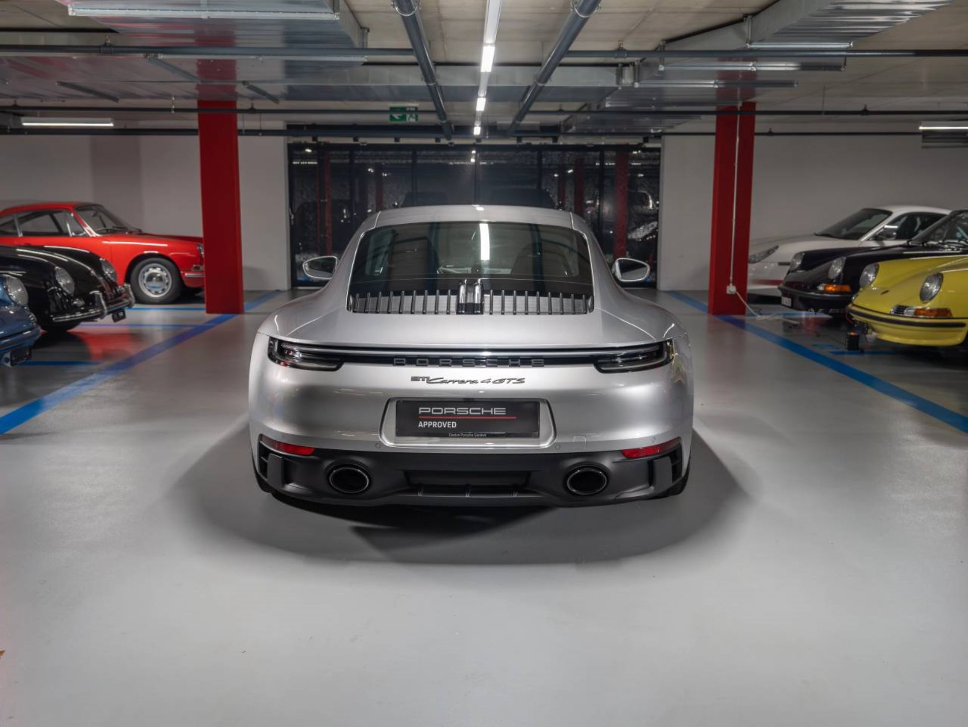 PORSCHE 911 Carrera 4 GTS Coupé-image-6