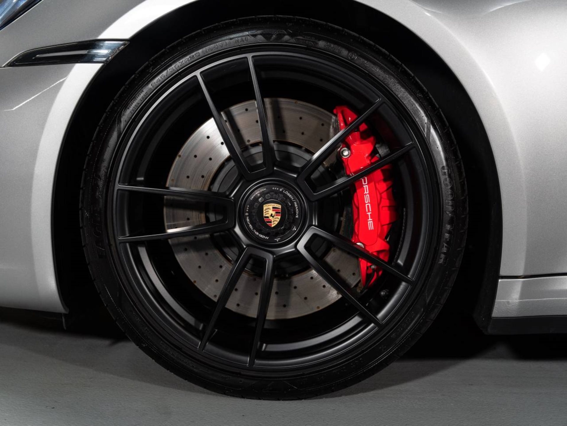 PORSCHE 911 Carrera 4 GTS Coupé-image-21