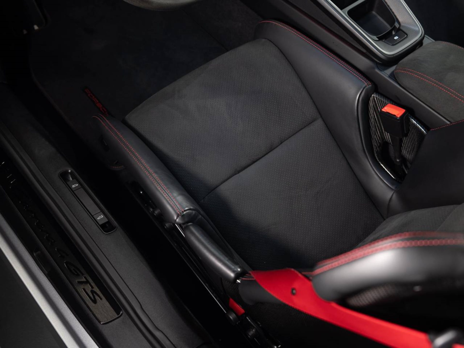 PORSCHE 911 Carrera 4 GTS Coupé-image-16