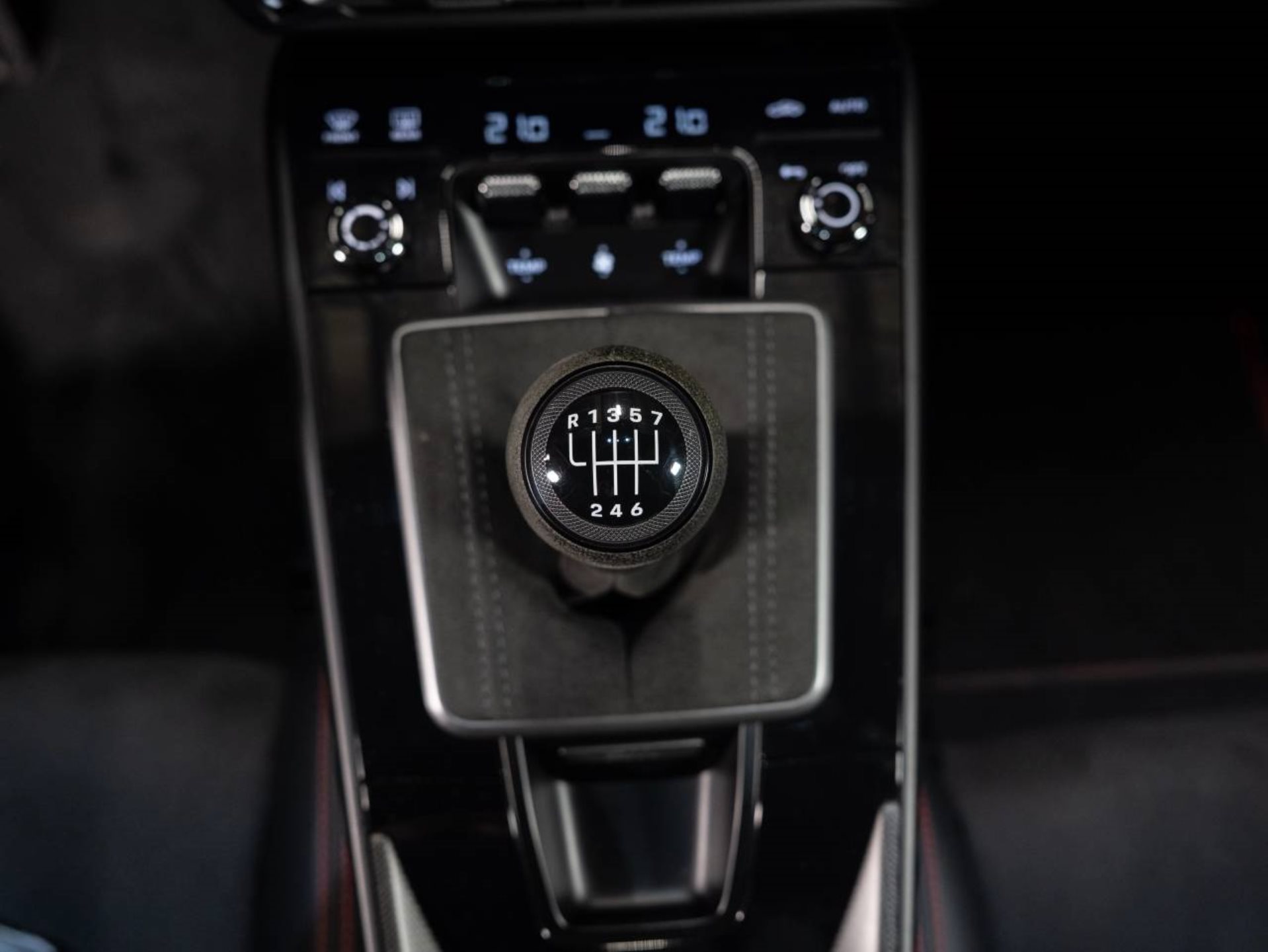 PORSCHE 911 Carrera 4 GTS Coupé-image-13
