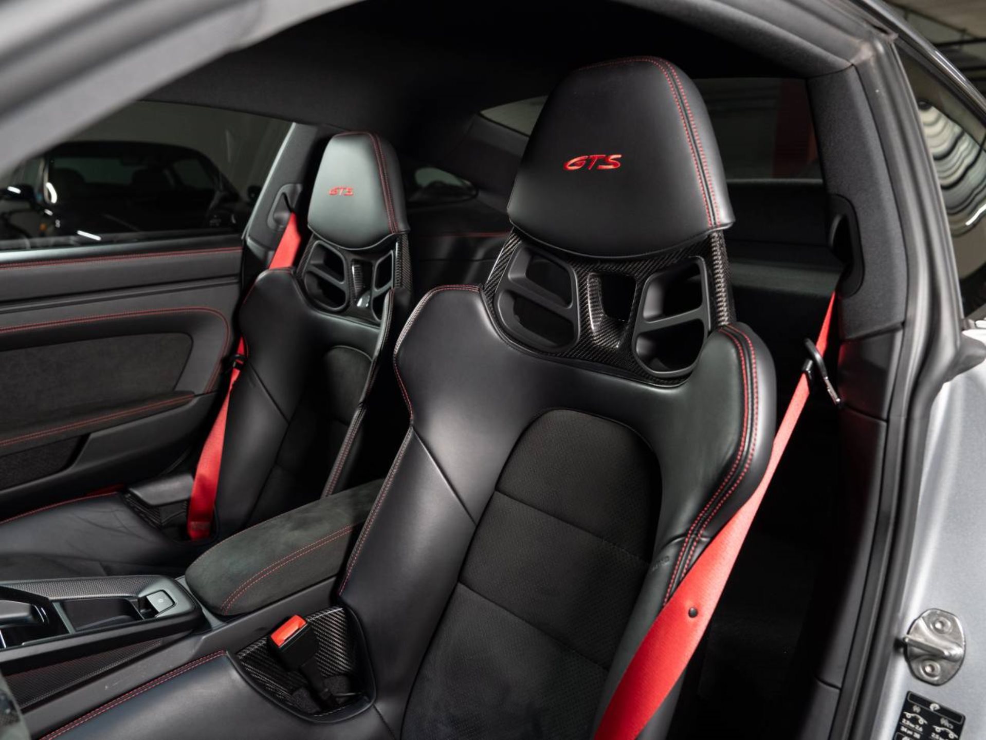 PORSCHE 911 Carrera 4 GTS Coupé-image-4