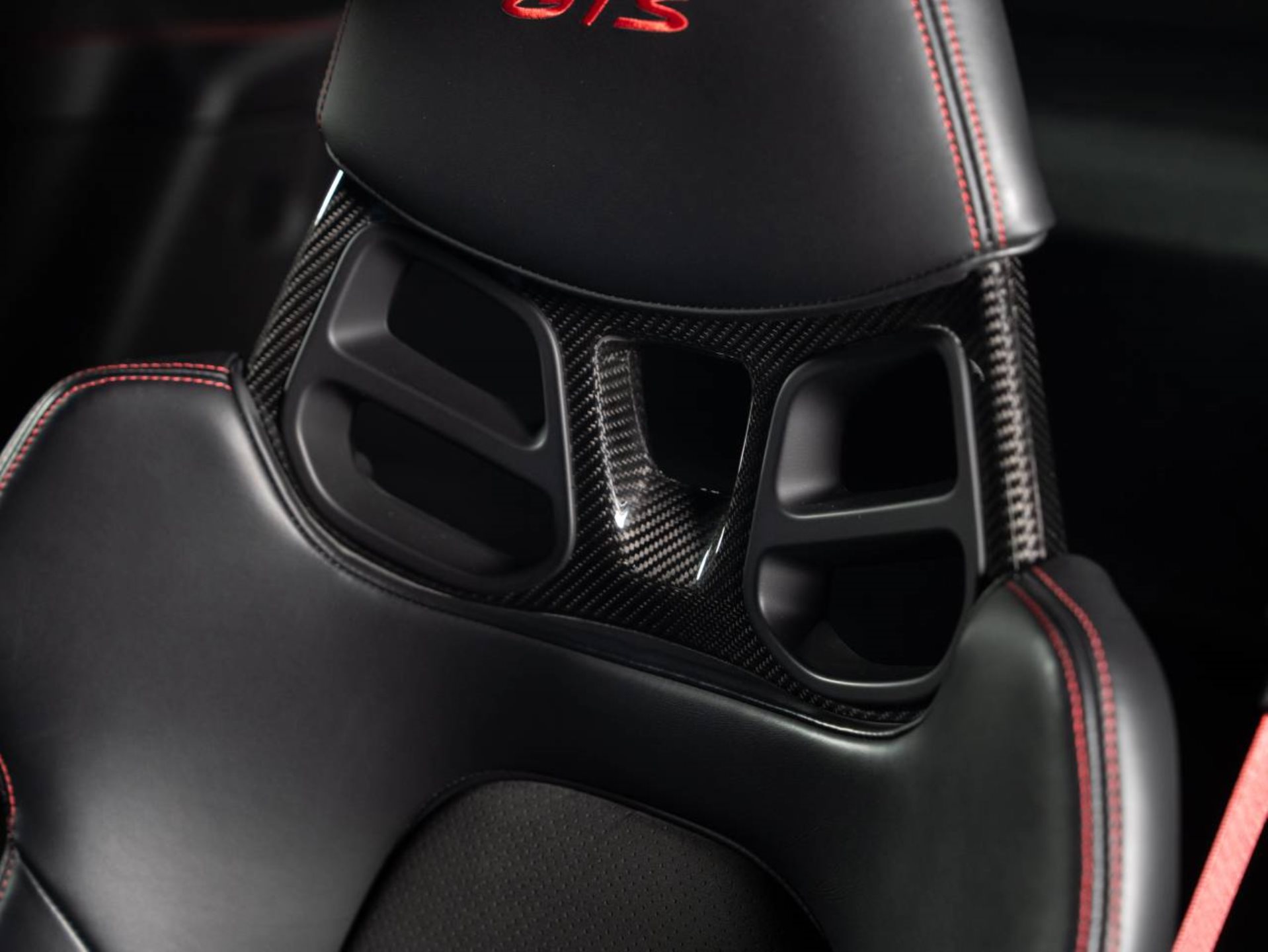 PORSCHE 911 Carrera 4 GTS Coupé-image-14