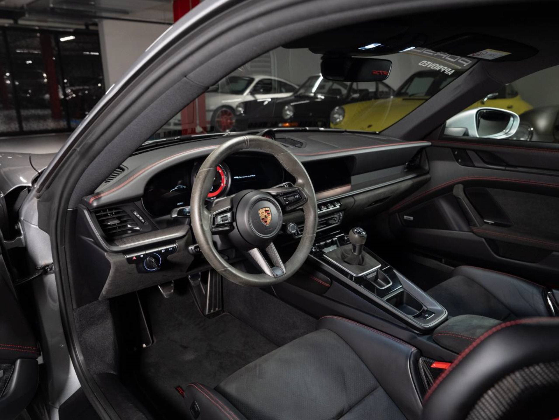 PORSCHE 911 Carrera 4 GTS Coupé-image-3
