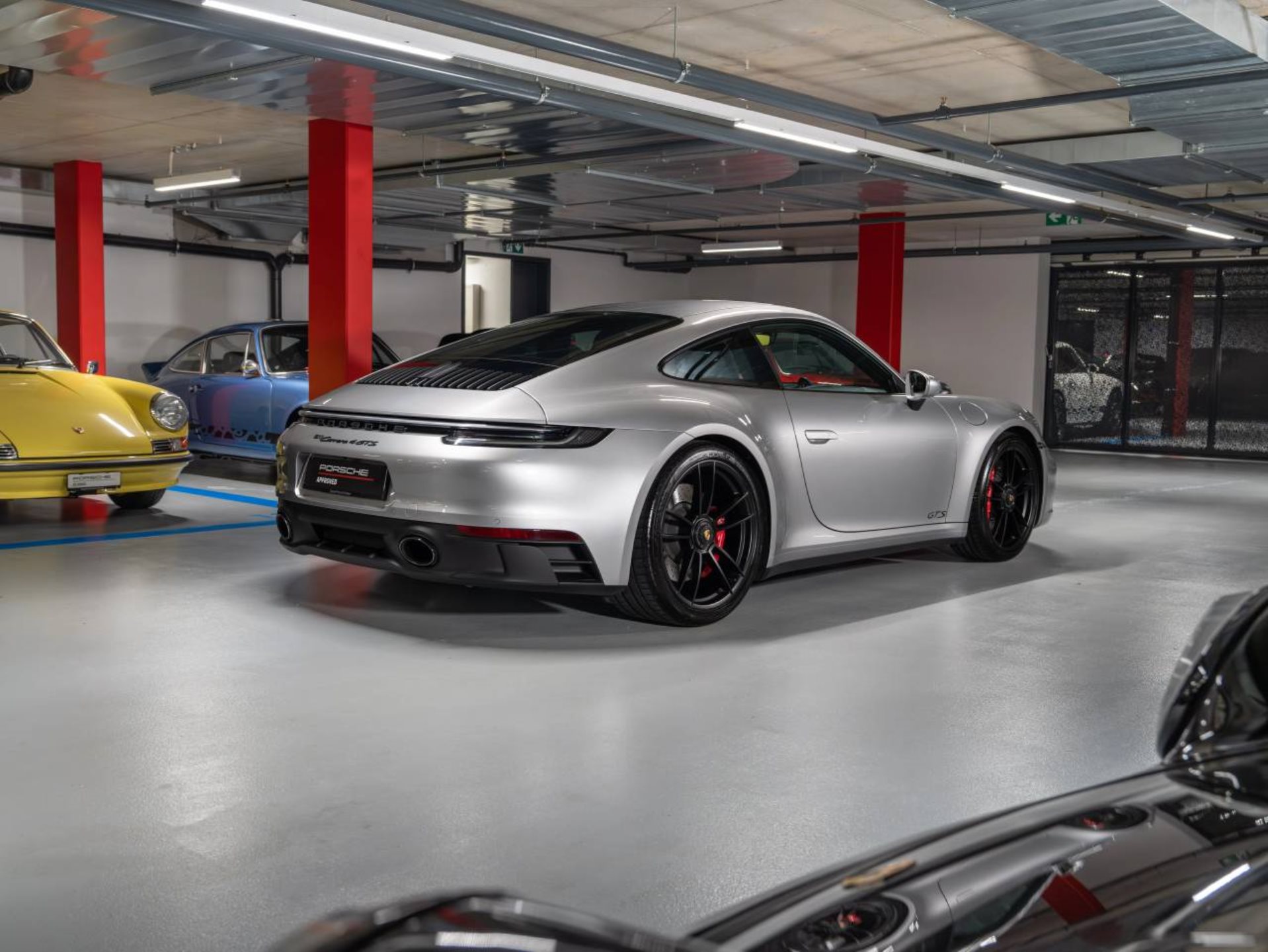 PORSCHE 911 Carrera 4 GTS Coupé-image-7