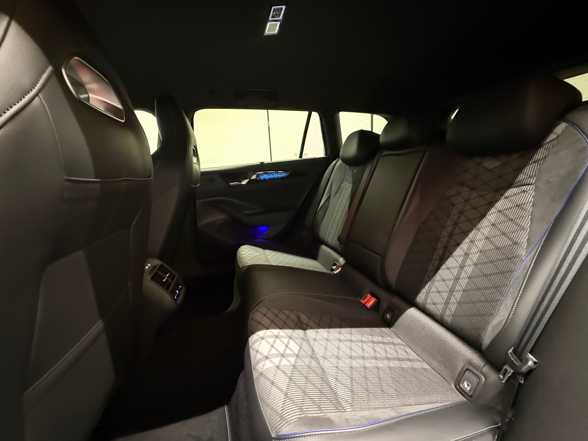 VW Passat Variant 2.0 TDI evo R-Line 4 Motion DSG-image-22