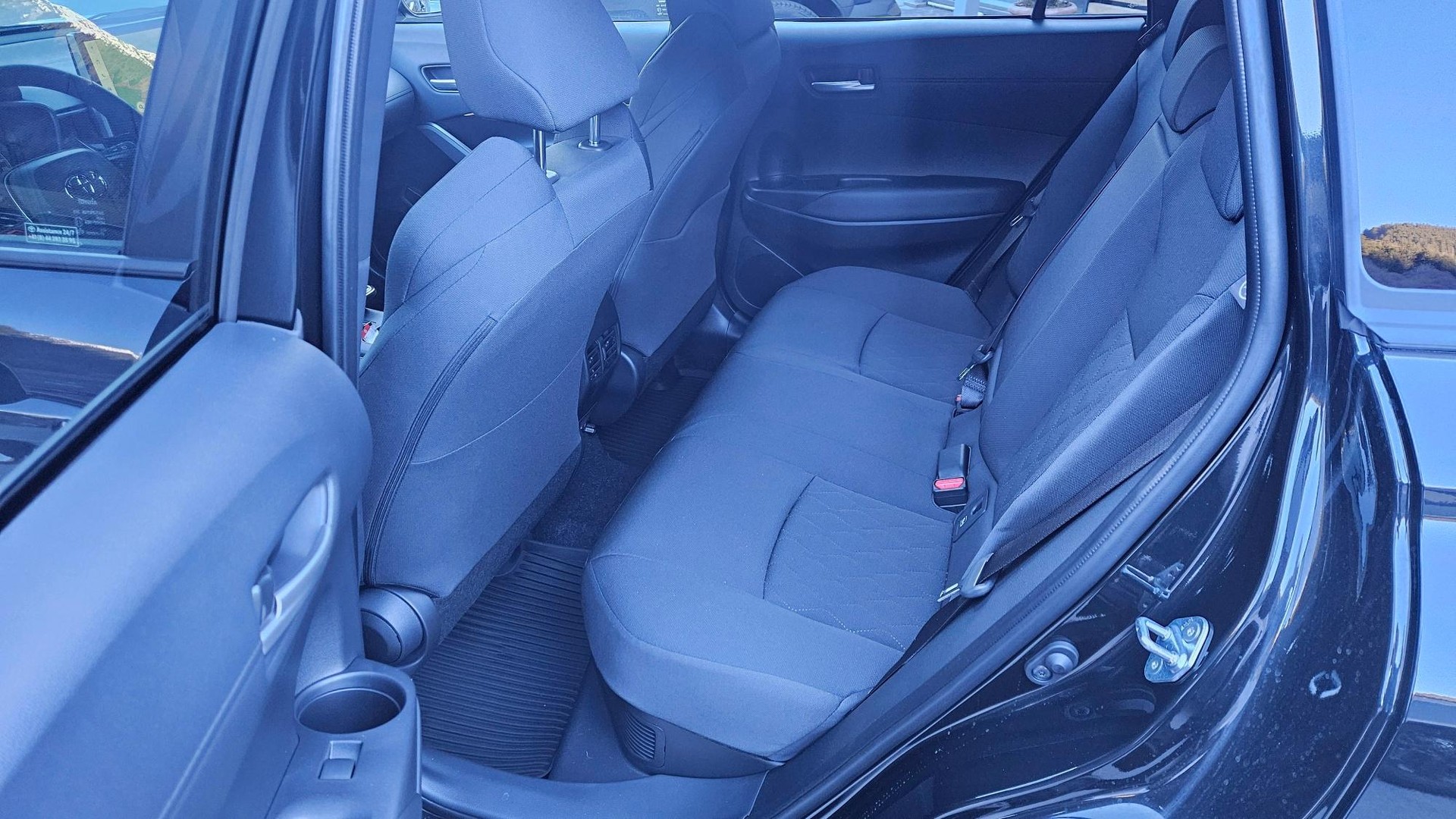TOYOTA Corolla Cross 2.0 HSD Trend AWD-i-image-5