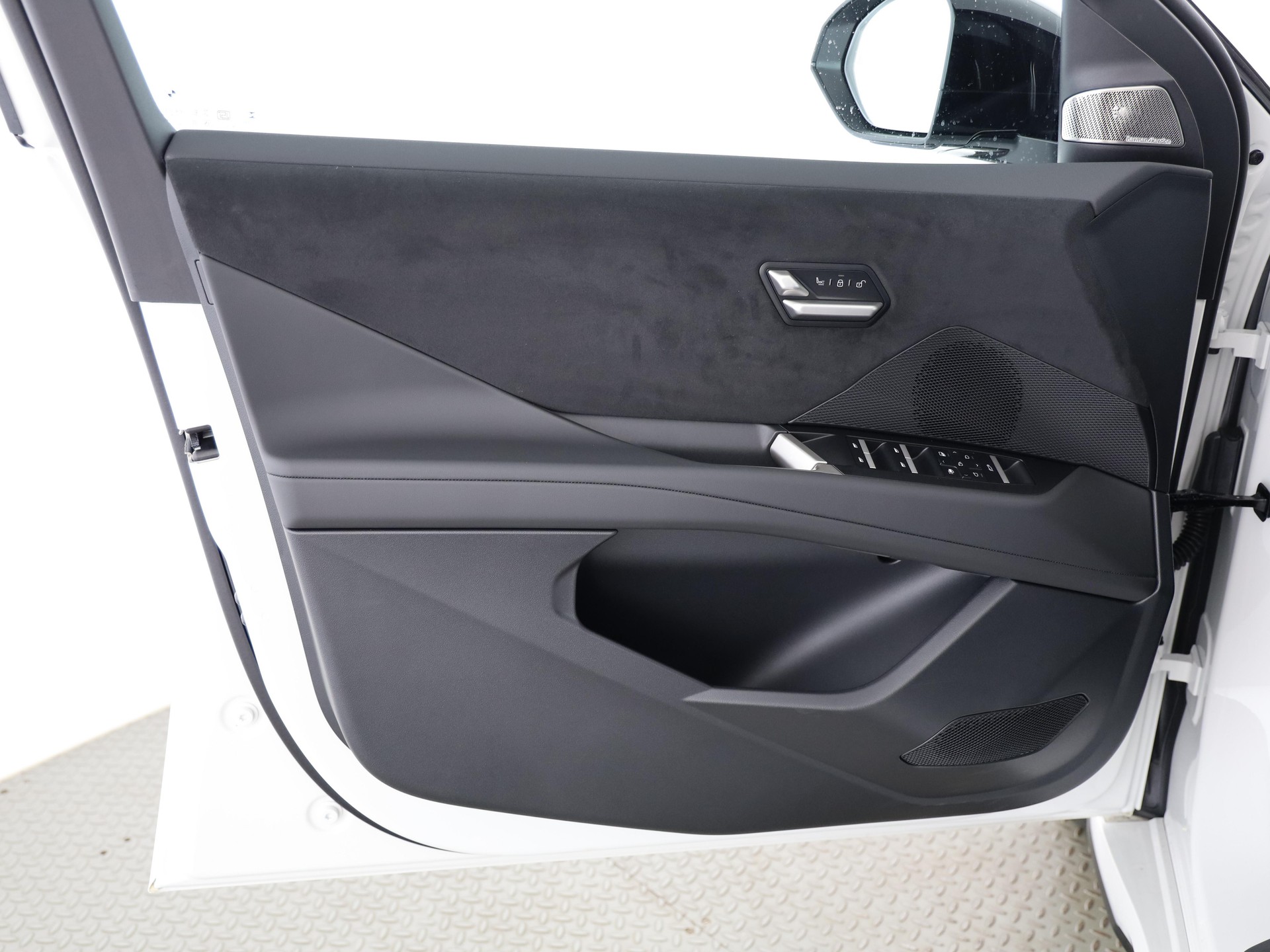 BMW iX3 50 xDrive-image-9