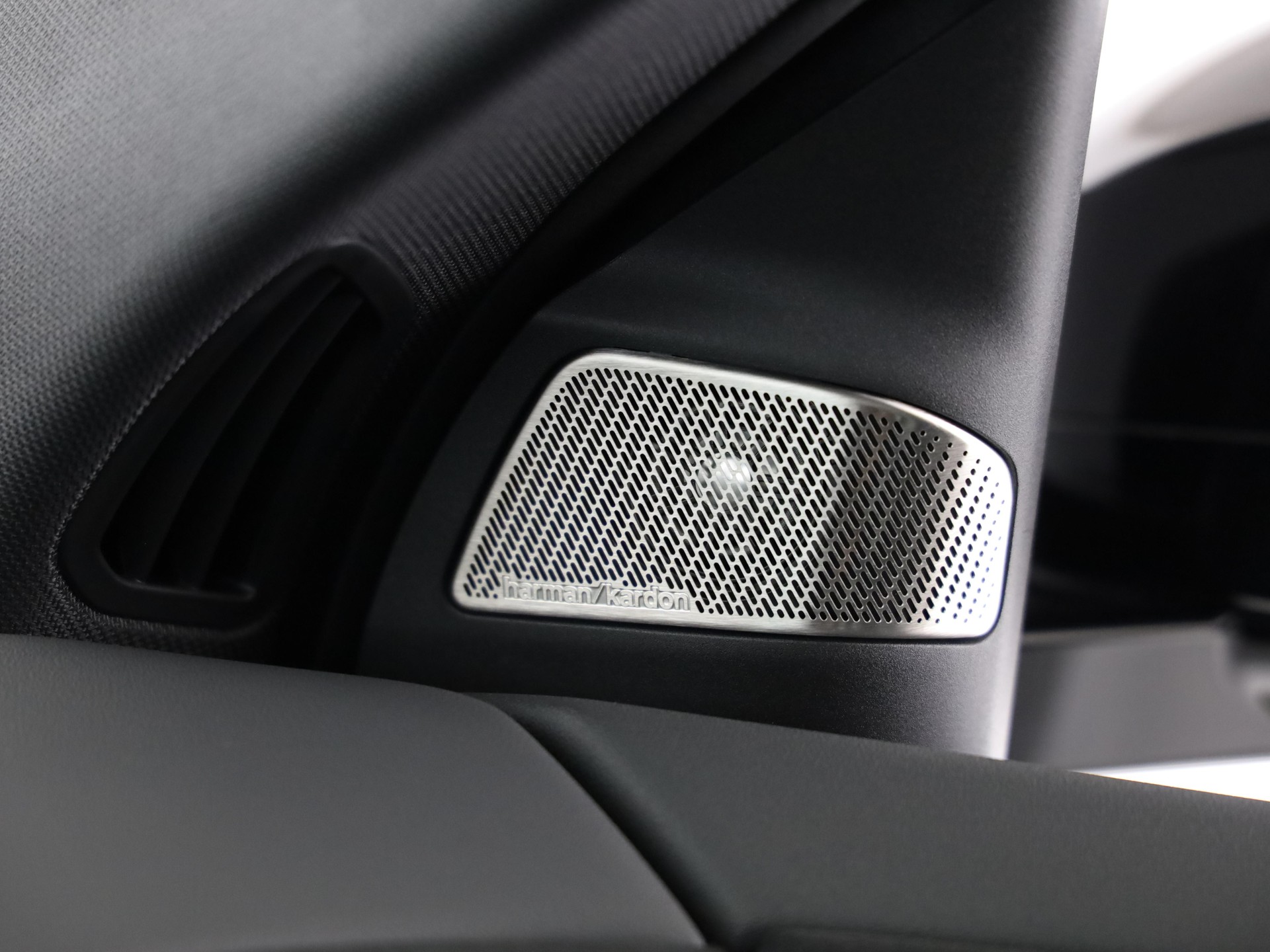 BMW iX3 50 xDrive-image-18