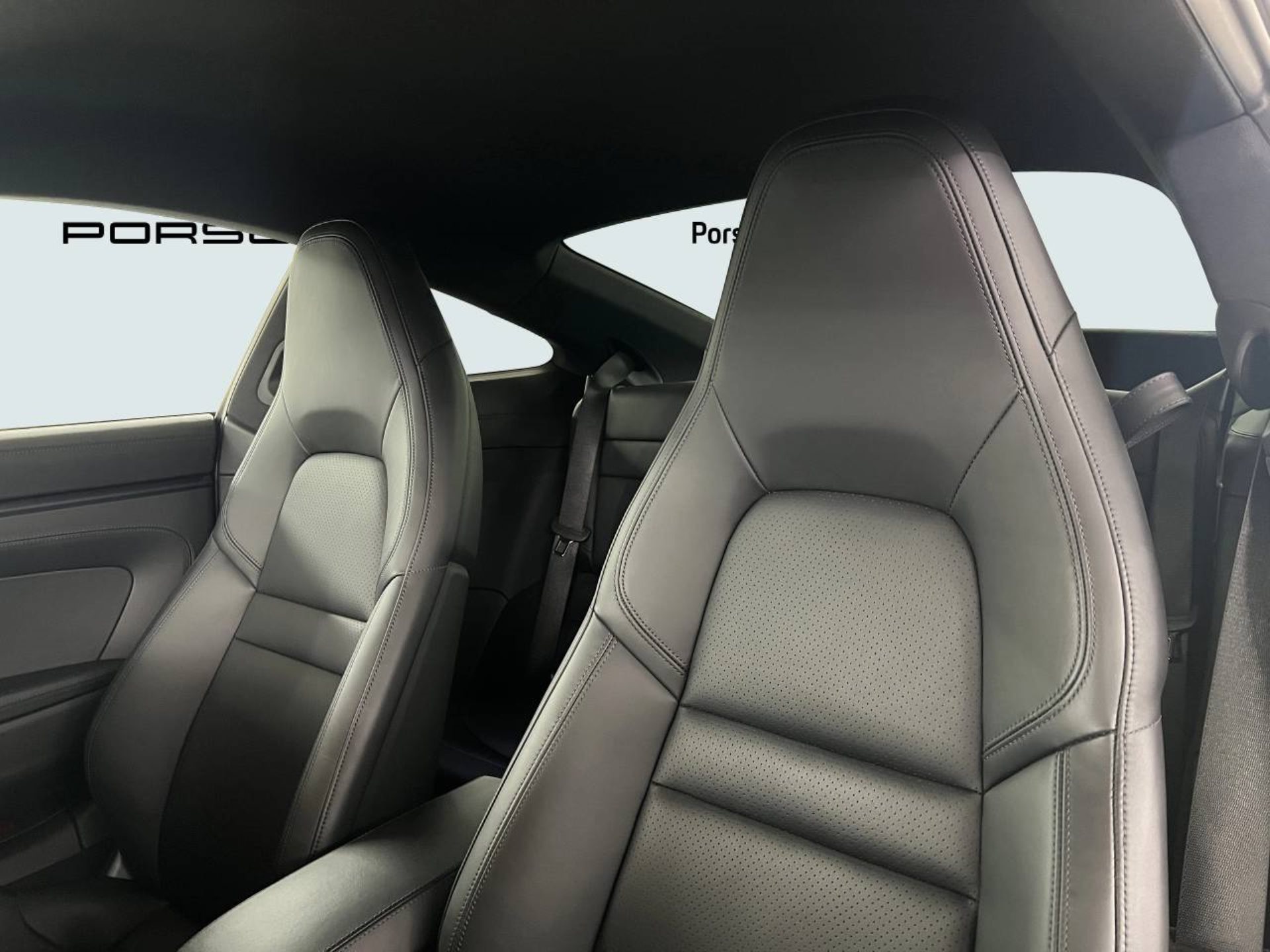 PORSCHE 911 Carrera 4 GTS-image-4