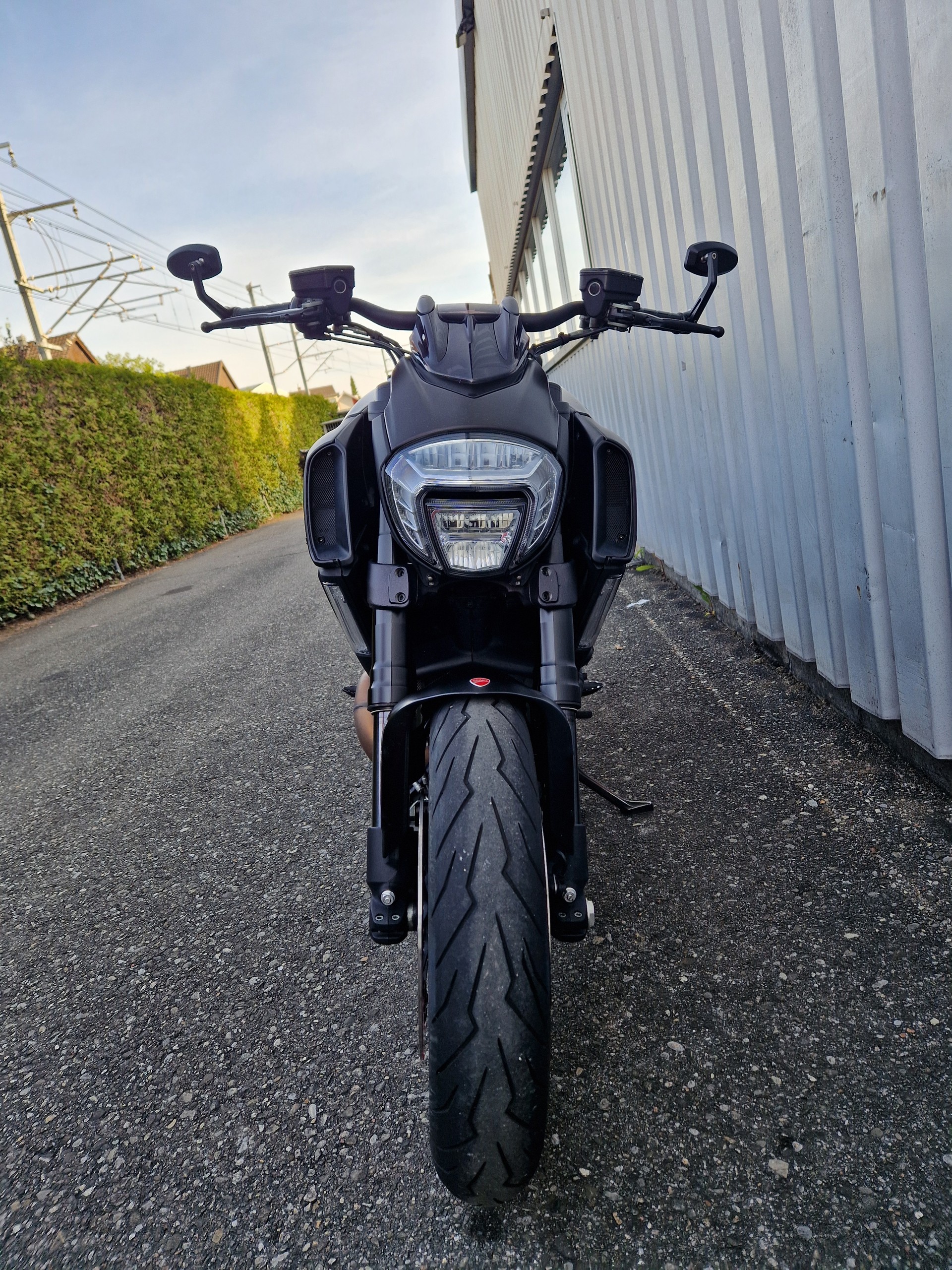 DUCATI Diavel 1200 Carbon Kundenauftrag-showroom-element-2