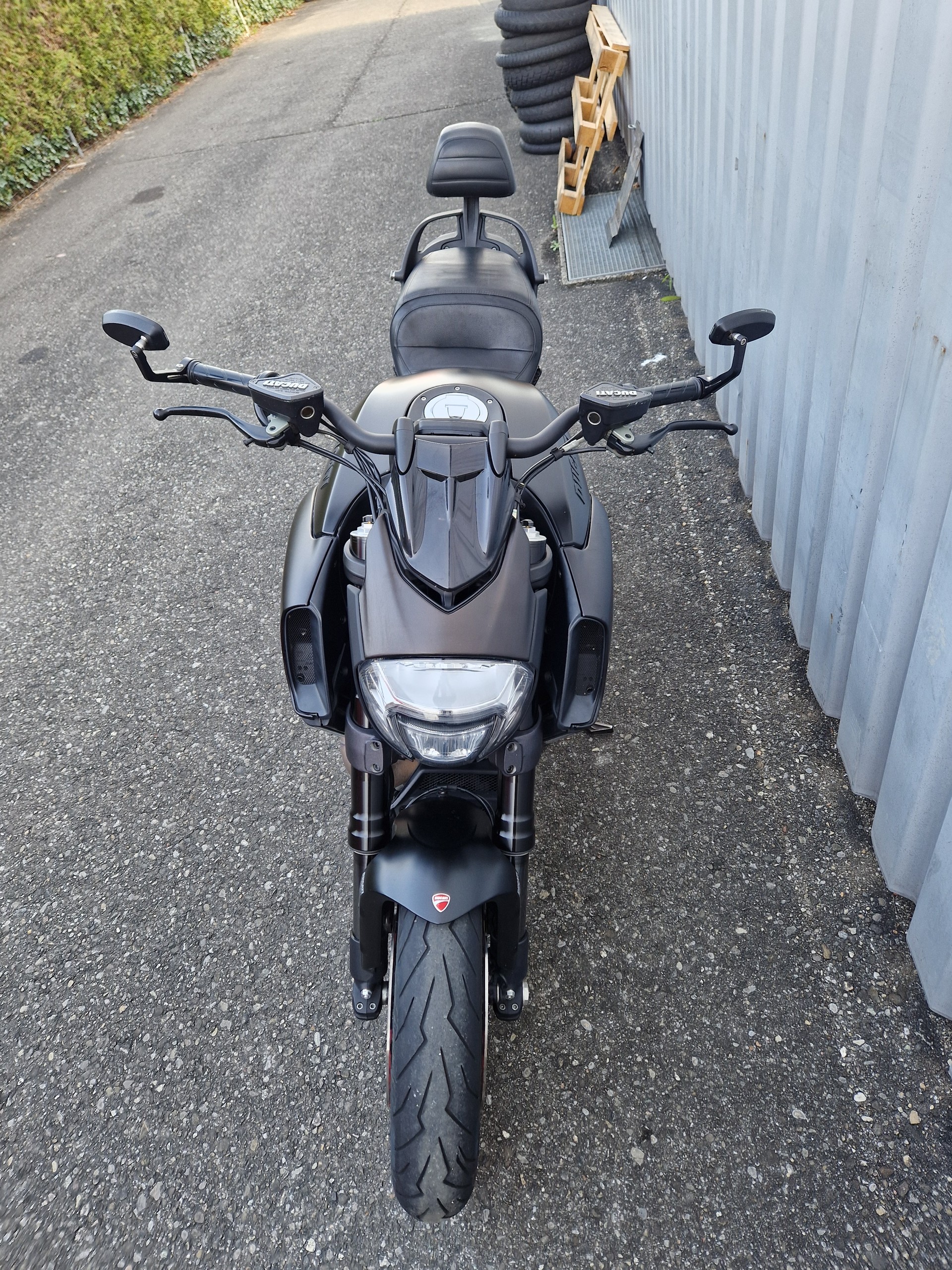 DUCATI Diavel 1200 Carbon Kundenauftrag-showroom-element-3
