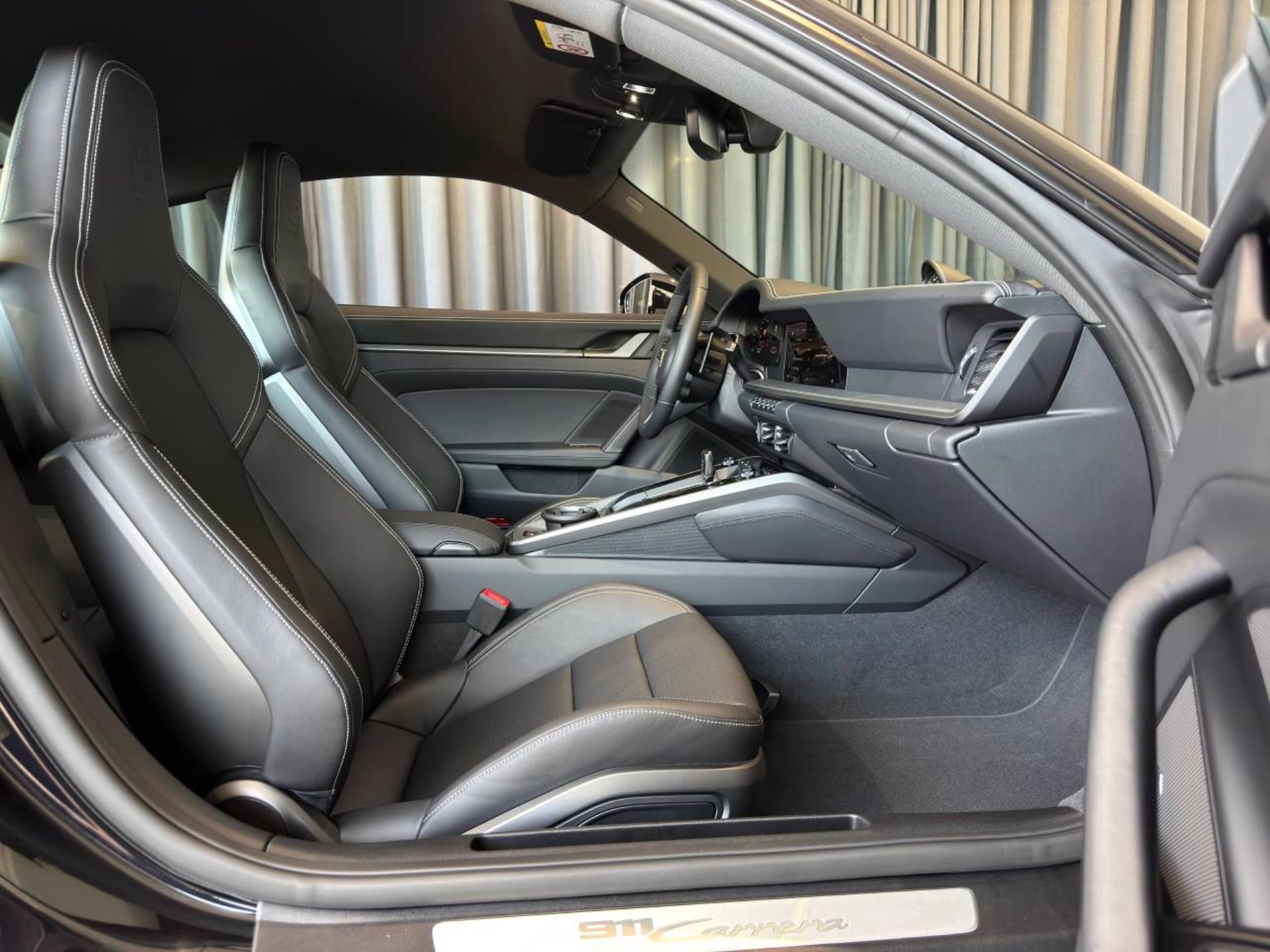 PORSCHE 911 Carrera-image-18