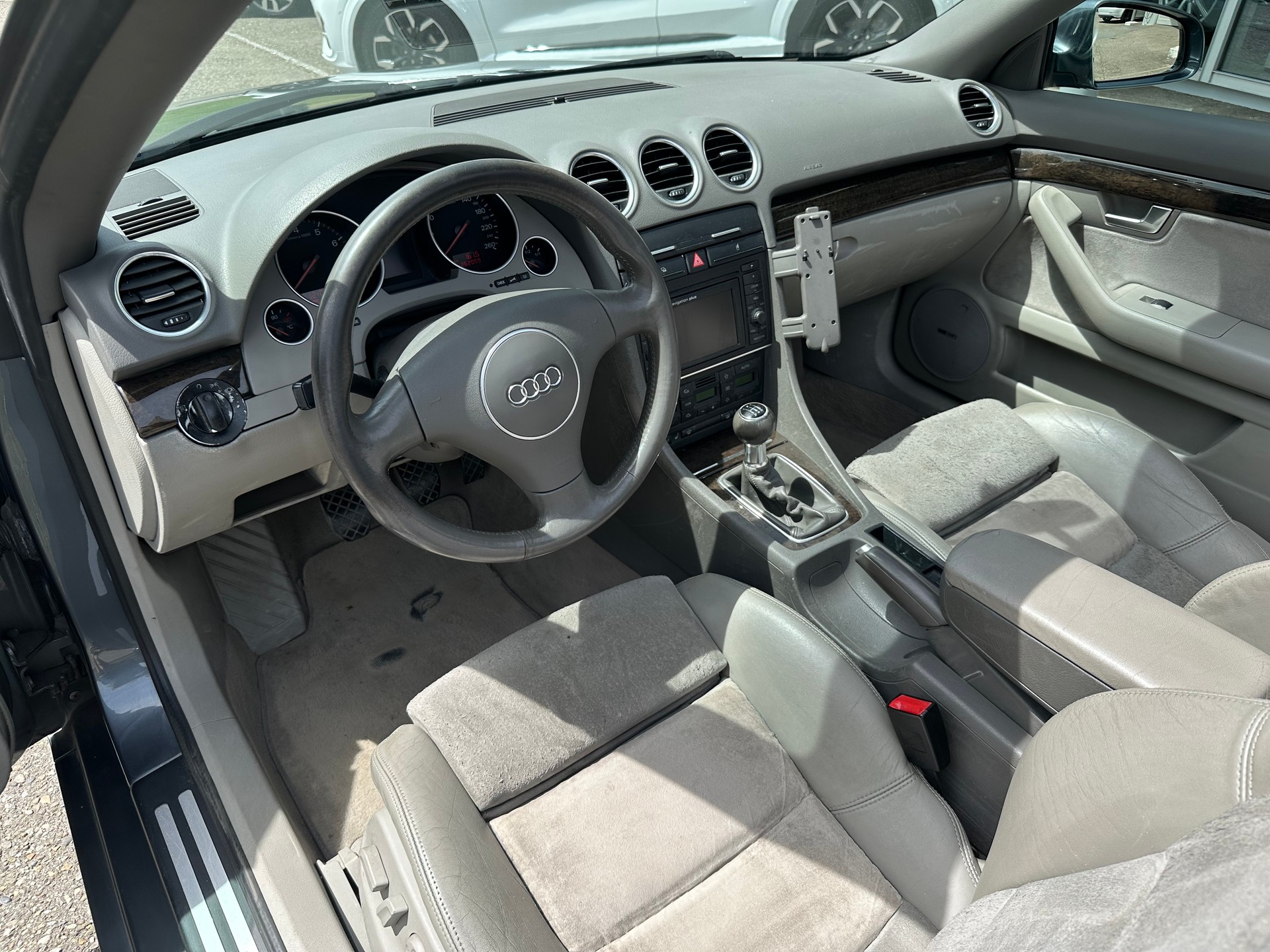 AUDI A4 Cabriolet 3.0 V6-image-8