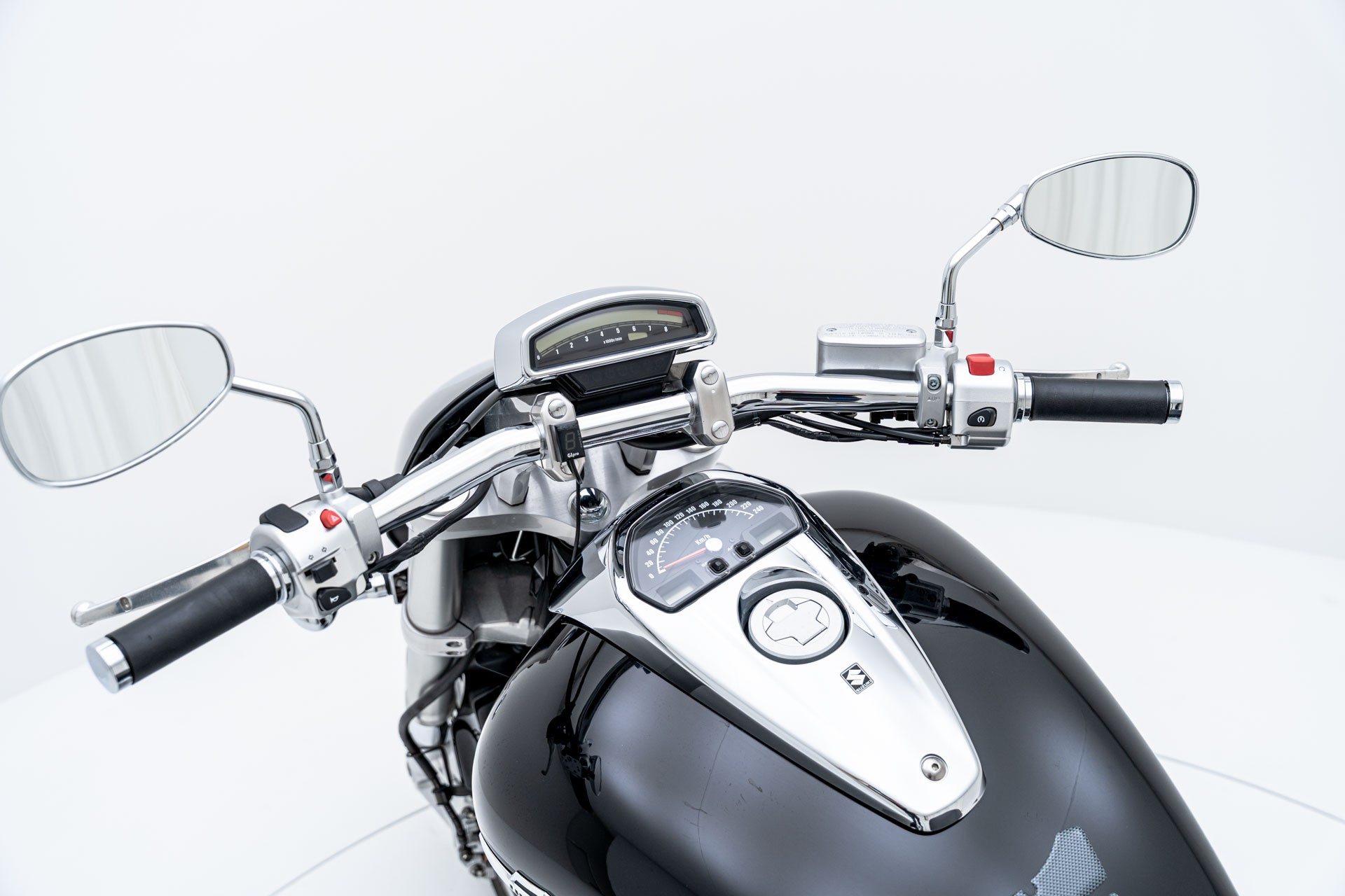 SUZUKI M 1800 R K6-image-7