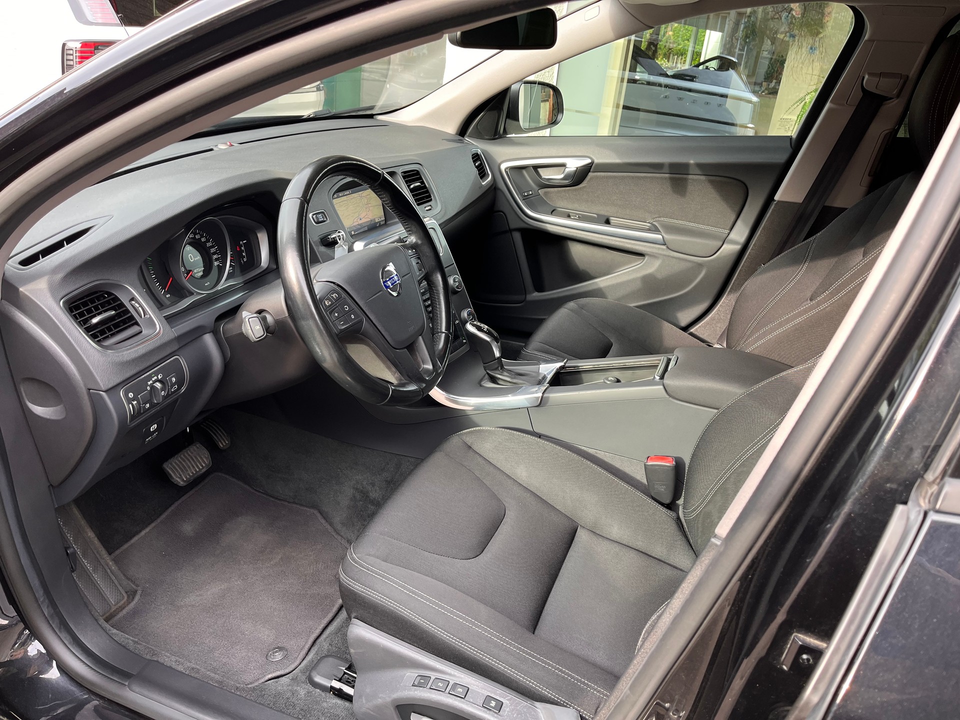 VOLVO V60 D4 AWD Family Edition Geartronic-image-6