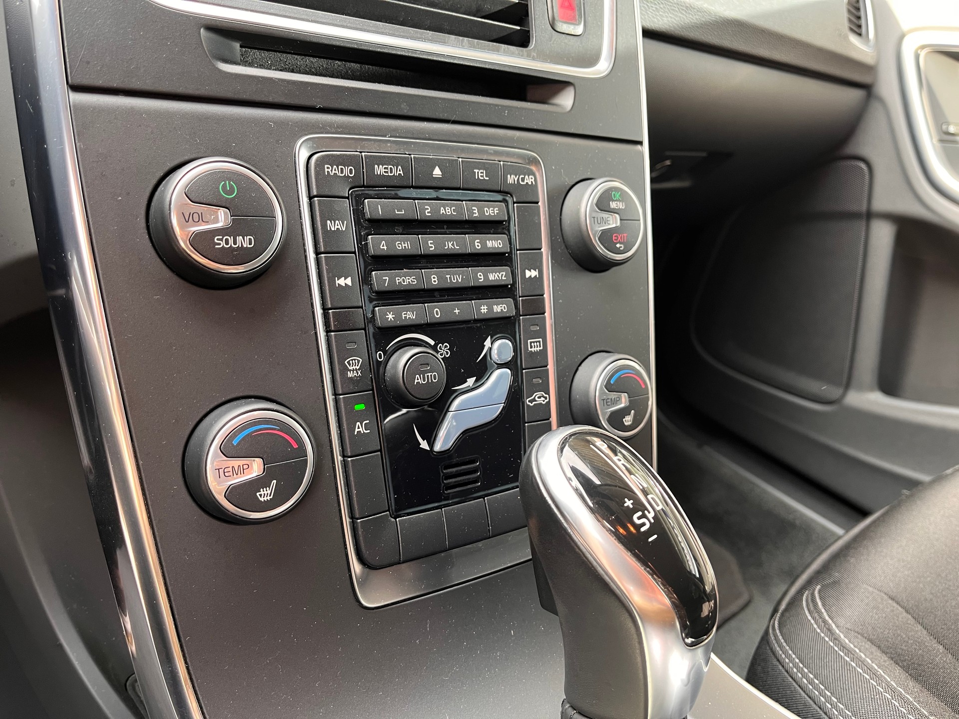 VOLVO V60 D4 AWD Family Edition Geartronic-image-11