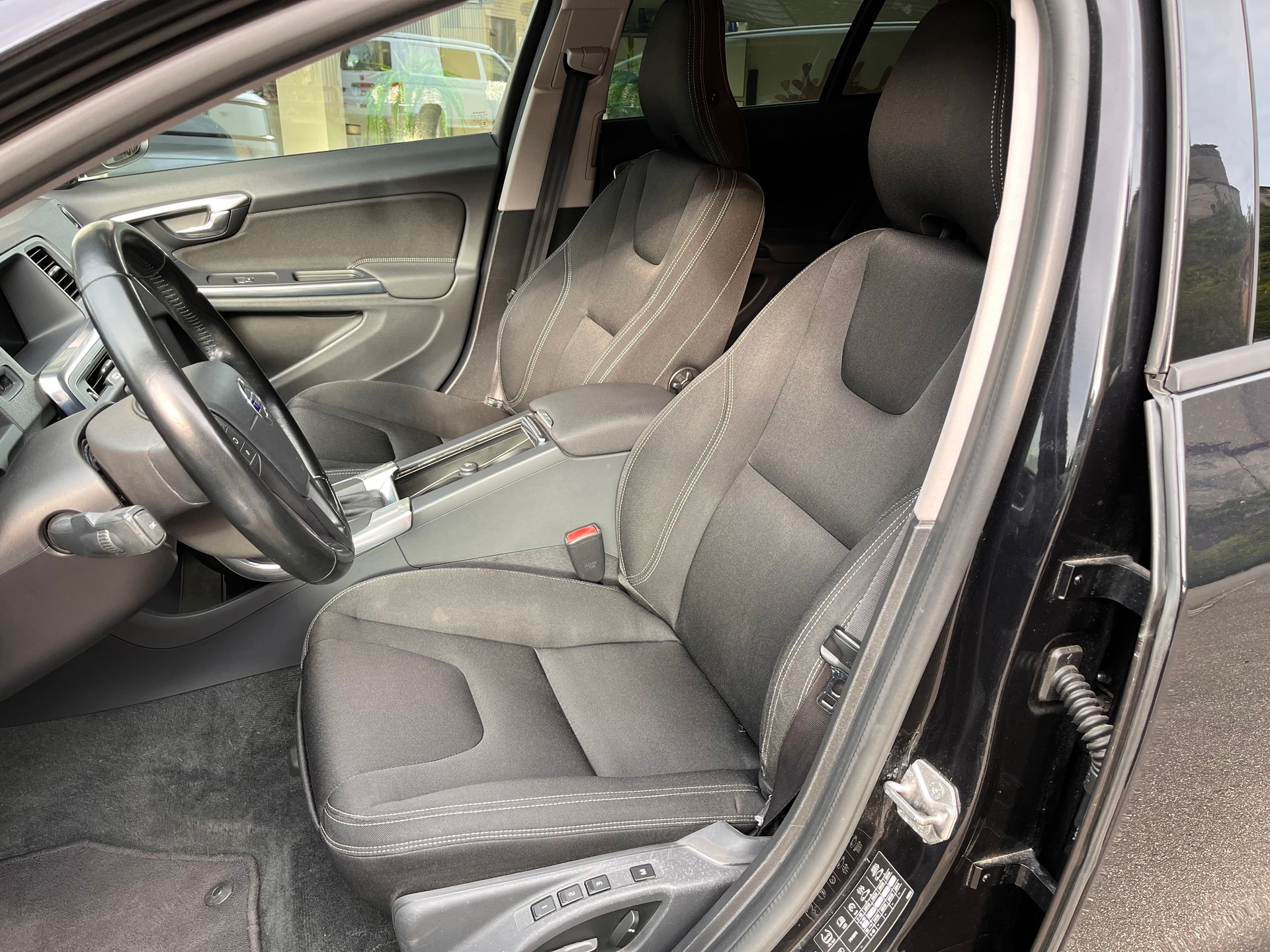 VOLVO V60 D4 AWD Family Edition Geartronic-image-5