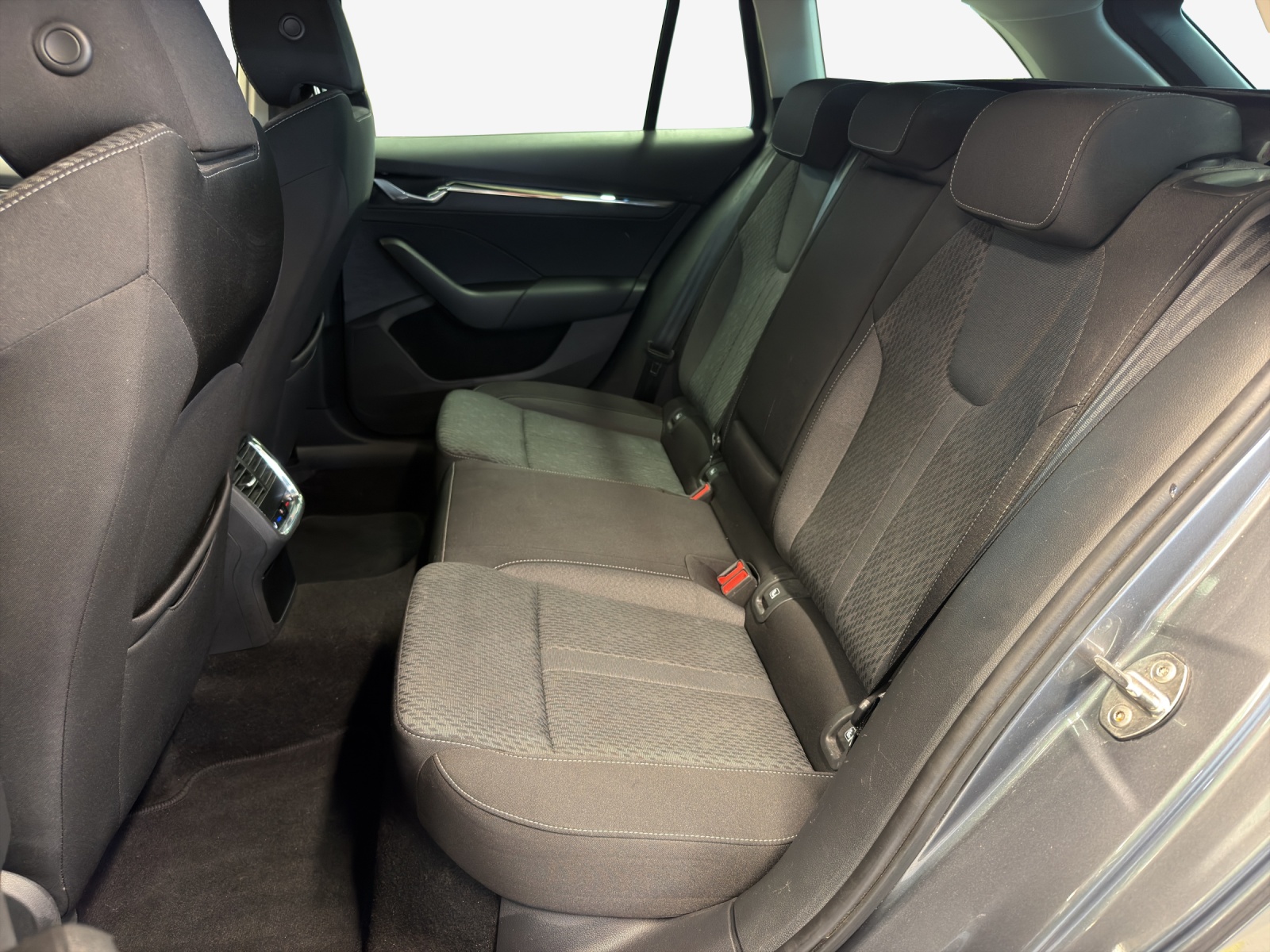 SKODA Octavia Combi 1.5 TSI mHEV DSG Style-image-11