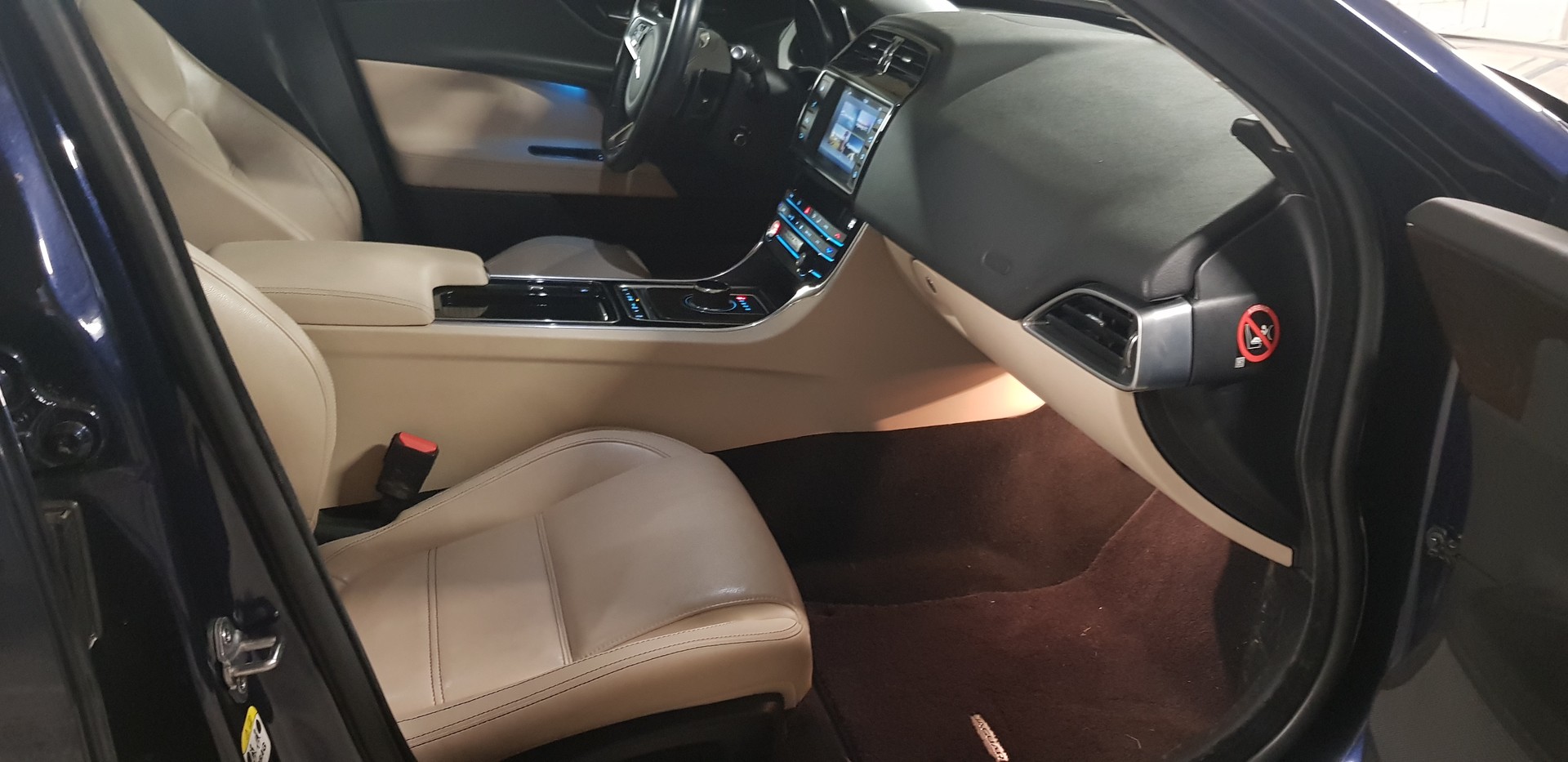 JAGUAR XE 25d Prestige AWD Automat-image-15