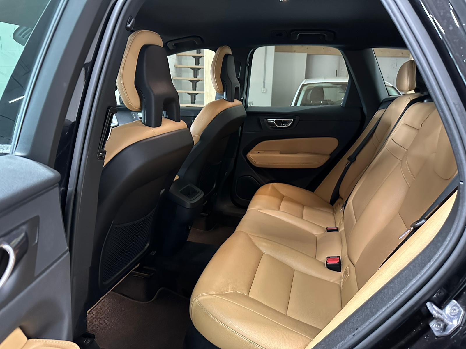 VOLVO XC60 D5 AWD Momentum Geartronic-image-8