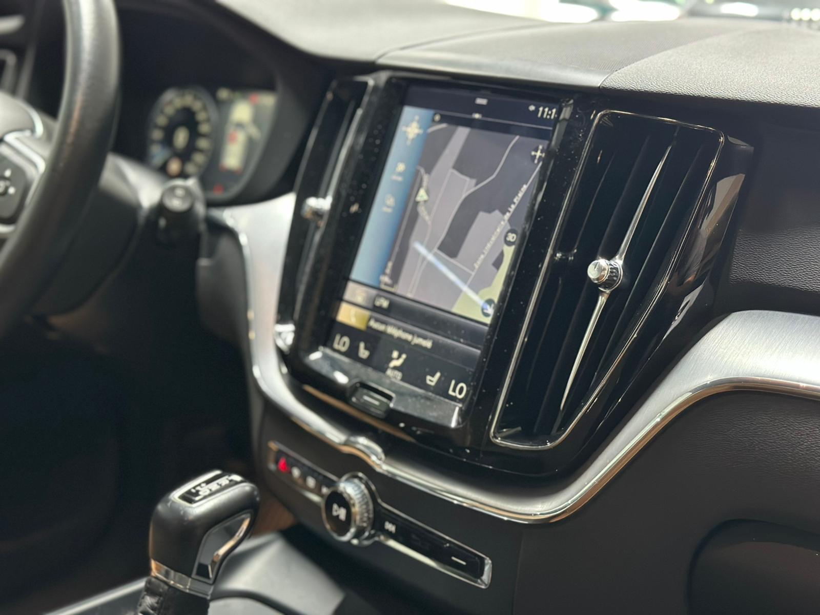 VOLVO XC60 D5 AWD Momentum Geartronic-image-14