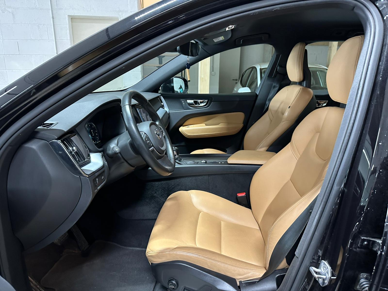 VOLVO XC60 D5 AWD Momentum Geartronic-image-12