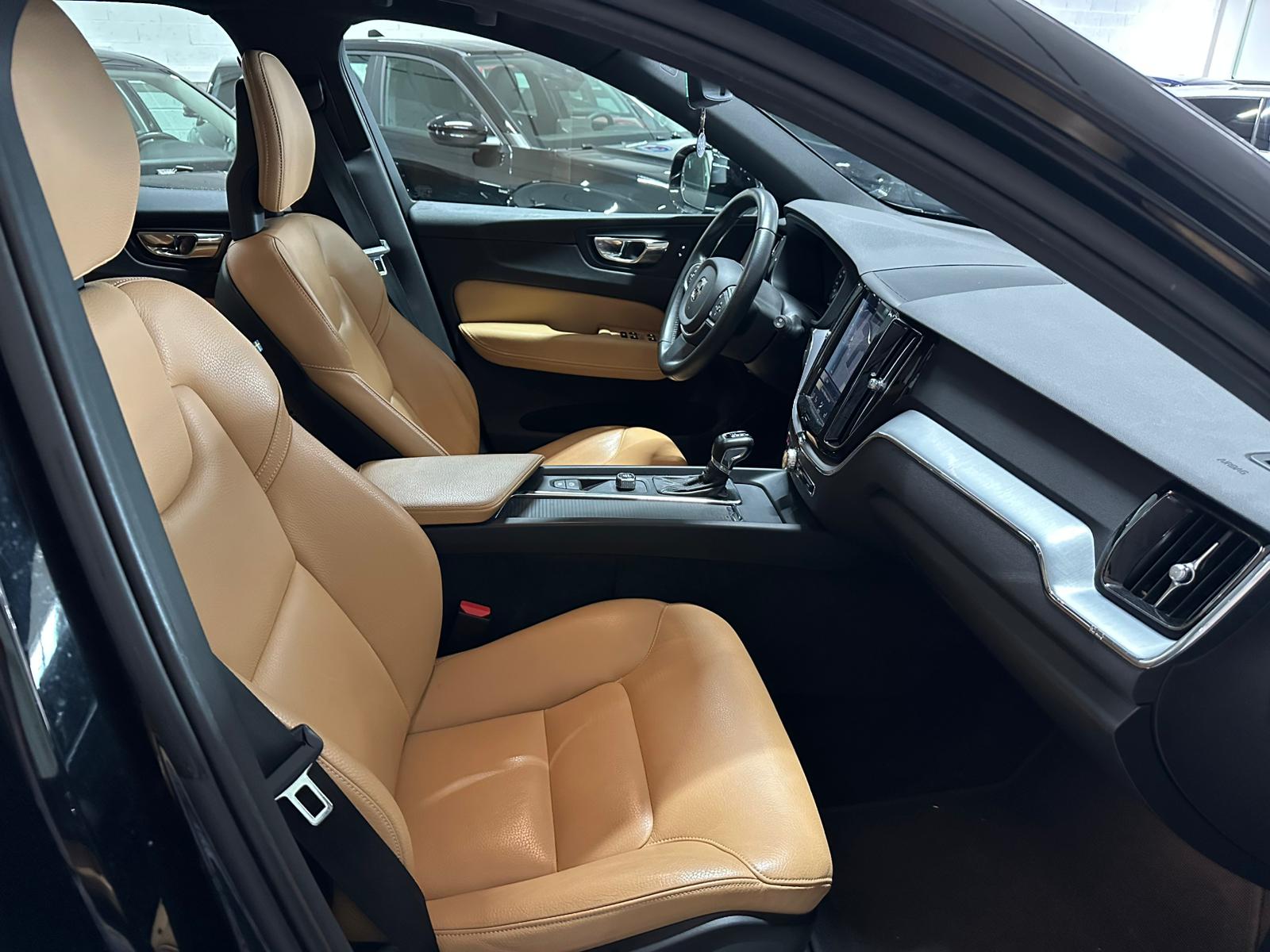VOLVO XC60 D5 AWD Momentum Geartronic-image-10