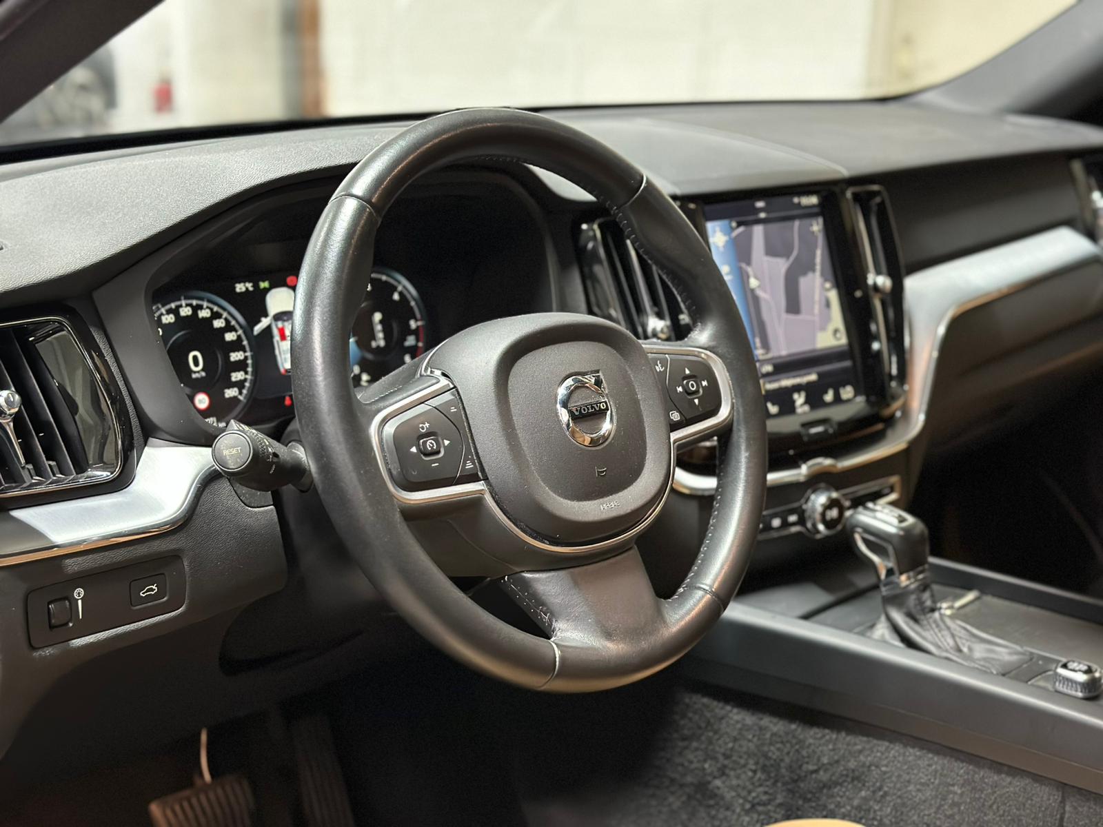 VOLVO XC60 D5 AWD Momentum Geartronic-image-9