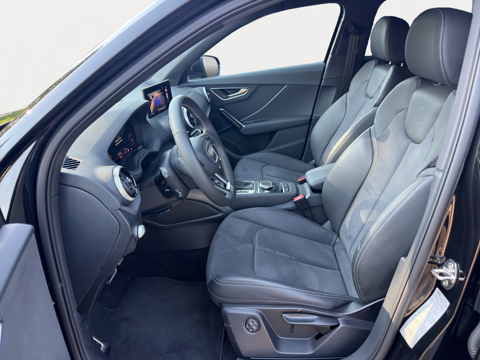 AUDI Q2 40 TFSI quattro S tronic 190PS-image-4