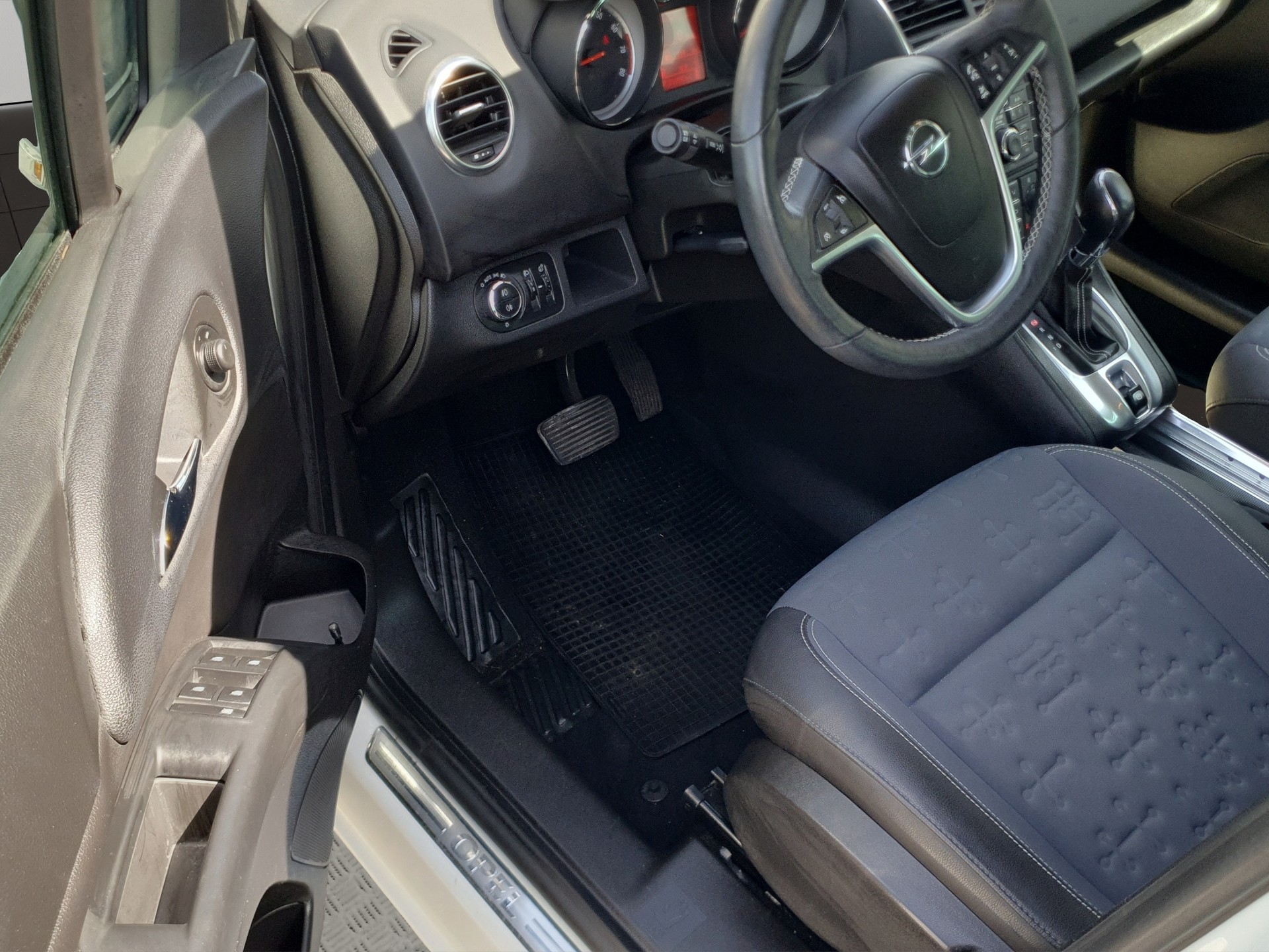 OPEL Meriva 1.4 Turbo Cosmo Automatic-image-8