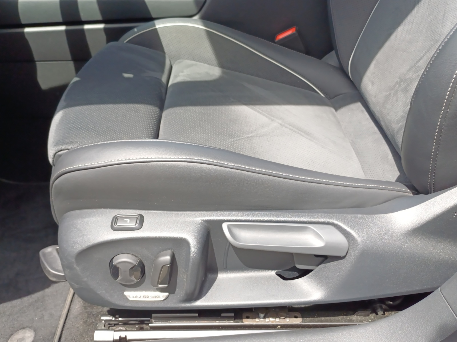 VW Passat Variant 2.0 TDI evo Business 4 Motion DSG-image-14