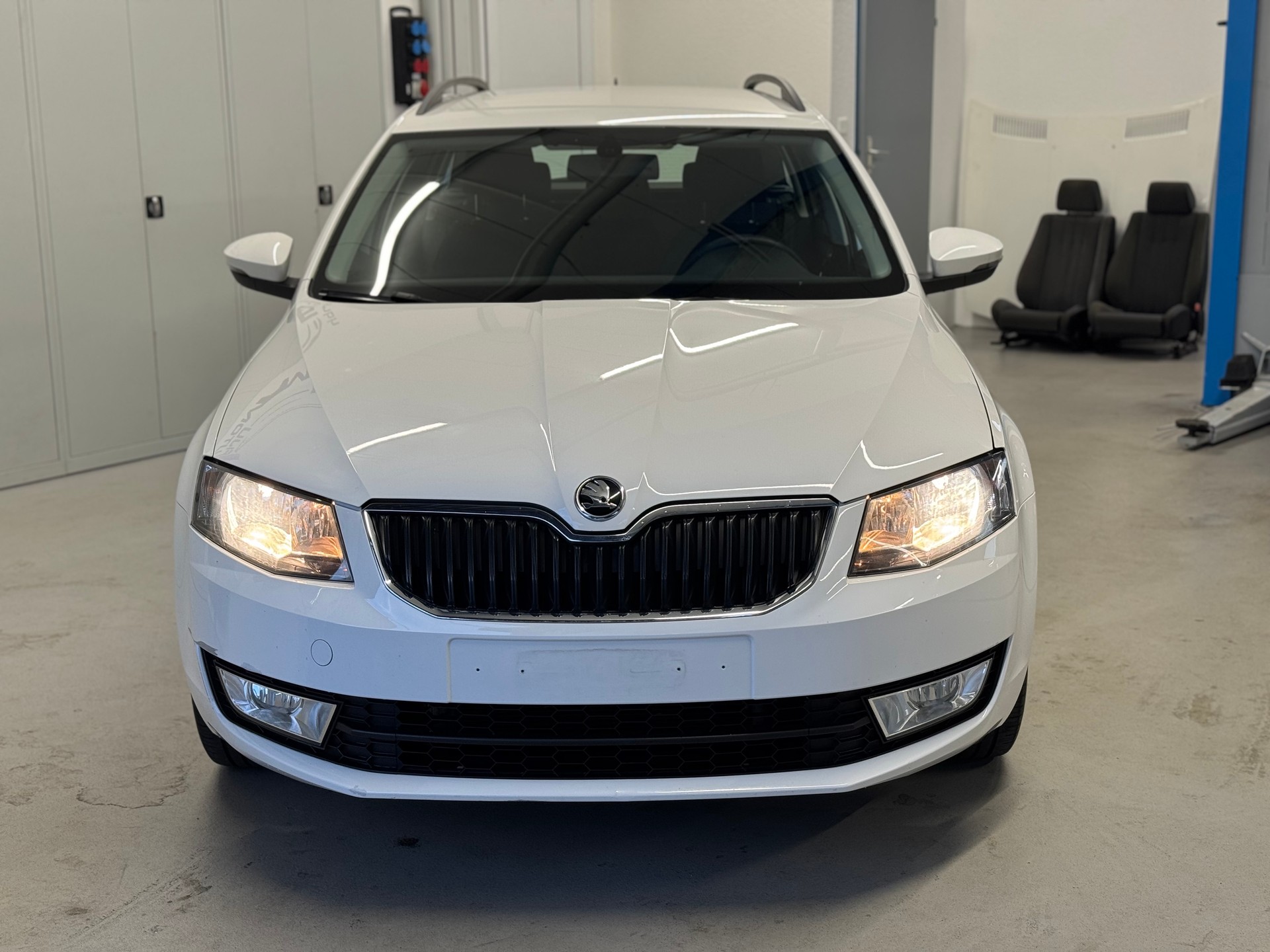 SKODA Octavia Combi 1.6 TDI Ambition 4x4-image-1