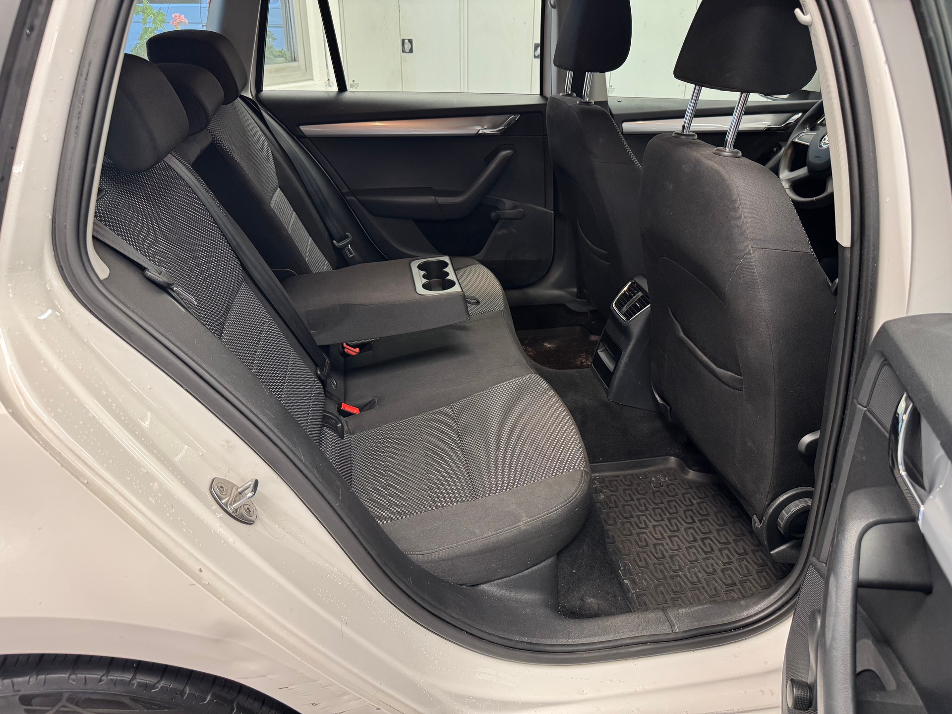 SKODA Octavia Combi 1.6 TDI Ambition 4x4-image-10